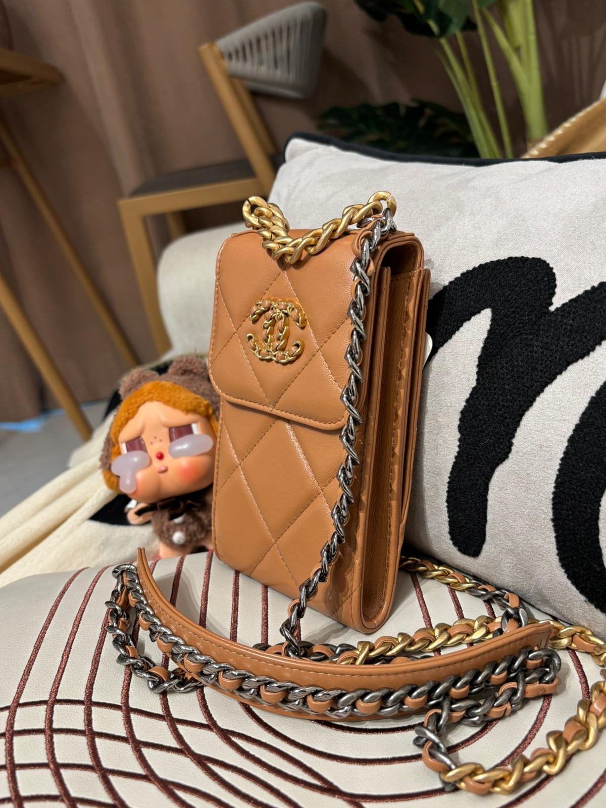 Chanel 19 clutch with chain phone woc 100%Authentic ,98%new ✅專門店收據✅晶片✅dust bag✅box 