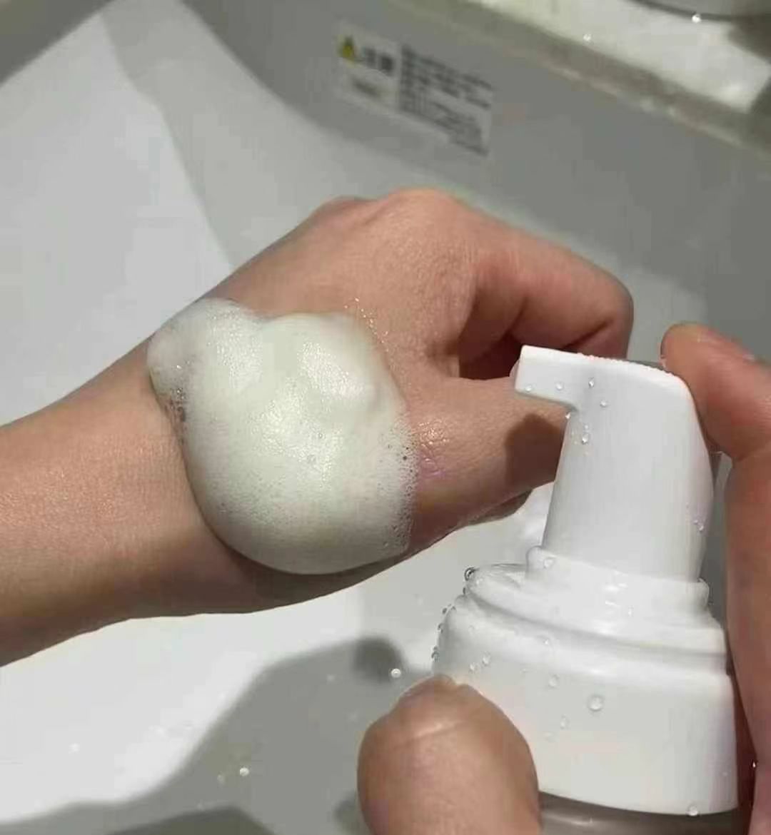 🇯🇵好好用的泡沫慕斯洗面奶 🇯🇵Shiro冬花洗面奶 超級綿密舒服的膚感 排隊都在買的人氣單品 對痘痘閉口皮膚有消炎作用 換季容易泛紅 角質薄非常適合敏感肌