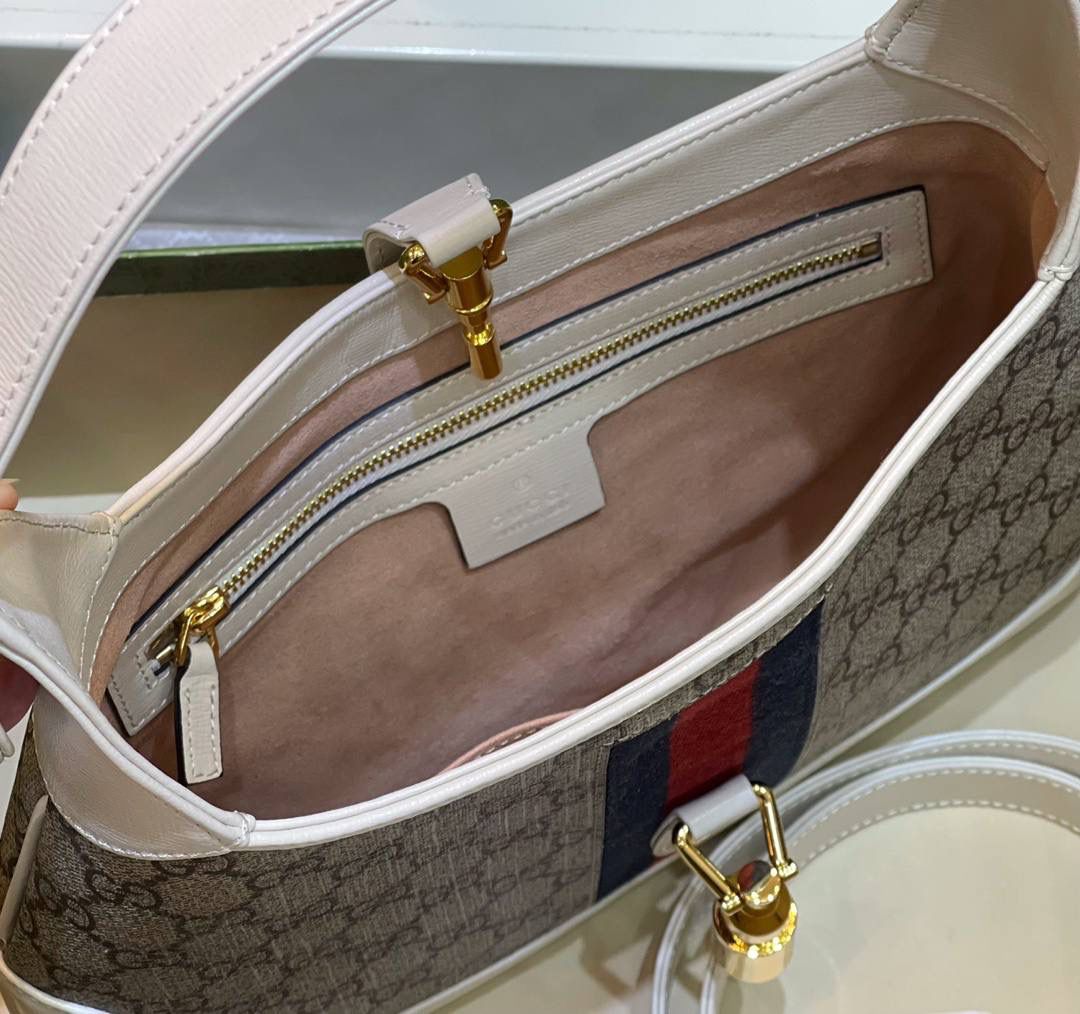 。✈️✈️✈️ 𝗝𝗮𝗰𝗸𝗶𝗲 1961原厂皮🔥# ▫️型号：636706 ▫️尺寸：28*19*4.5𝗰𝗺 Jackie本季新款具有极高辨识度的手袋重回时尚前沿，采用经典GG Supreme原版材料制作，配有一根额外的可拆卸肩带。第二根肩带可通过搭扣固定在手袋上，为典藏设计注入现代时尚格调，打造手提、肩背或斜挎等多样化的携带选择。 拥有多种穿搭方式和风格的单品是所有成为品牌个性精神一部分的顾客的欣然之选。