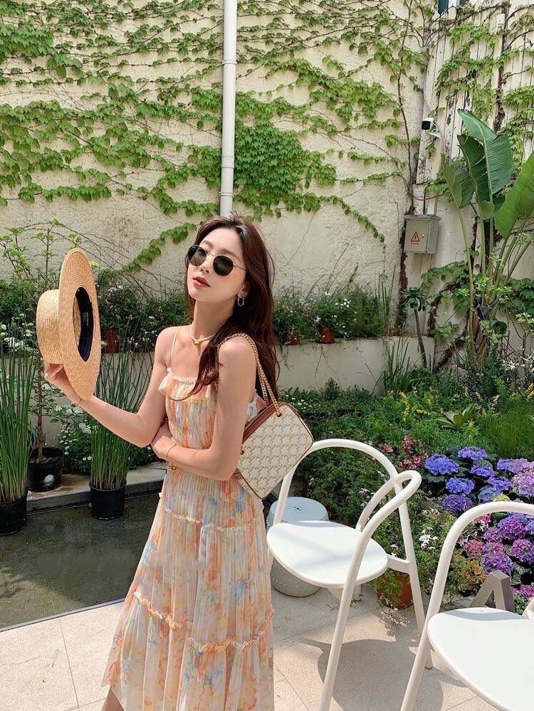 🔥大货实拍图 𝗖𝗘𝗟𝗜𝗡𝗘♥𝗖𝗔𝗡𝗩𝗔𝗦 𝗣𝗔𝗧𝗔𝗣𝗔𝗡𝗦 型号：196252 尺寸：20.5*15*4.5cm TA真的非常好用+多种背法+价格合适+细节满满～双链条腋下，单链条单肩，斜挎/手拿 一包多用✔️