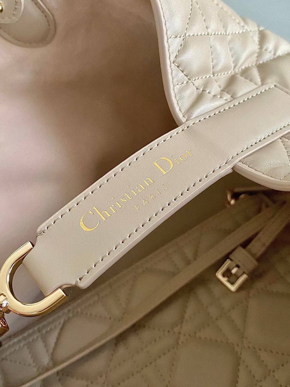 胭脂米色中号❗️ 𝗗𝗜𝗢𝗥 𝗧𝗼𝘂𝗷𝗼𝘂𝗿𝘀手袋，大爆款 请焊在我手上！有大中小三个尺寸多种颜色 大号慵懒有范，中号更日常，小号迷你的可爱 带你大杀四方的一只，不受任何风格限制 这季的重磅爆款，还不冲在等什么呢🥹👜😋 28.5×19×21.5cm，#m1292m