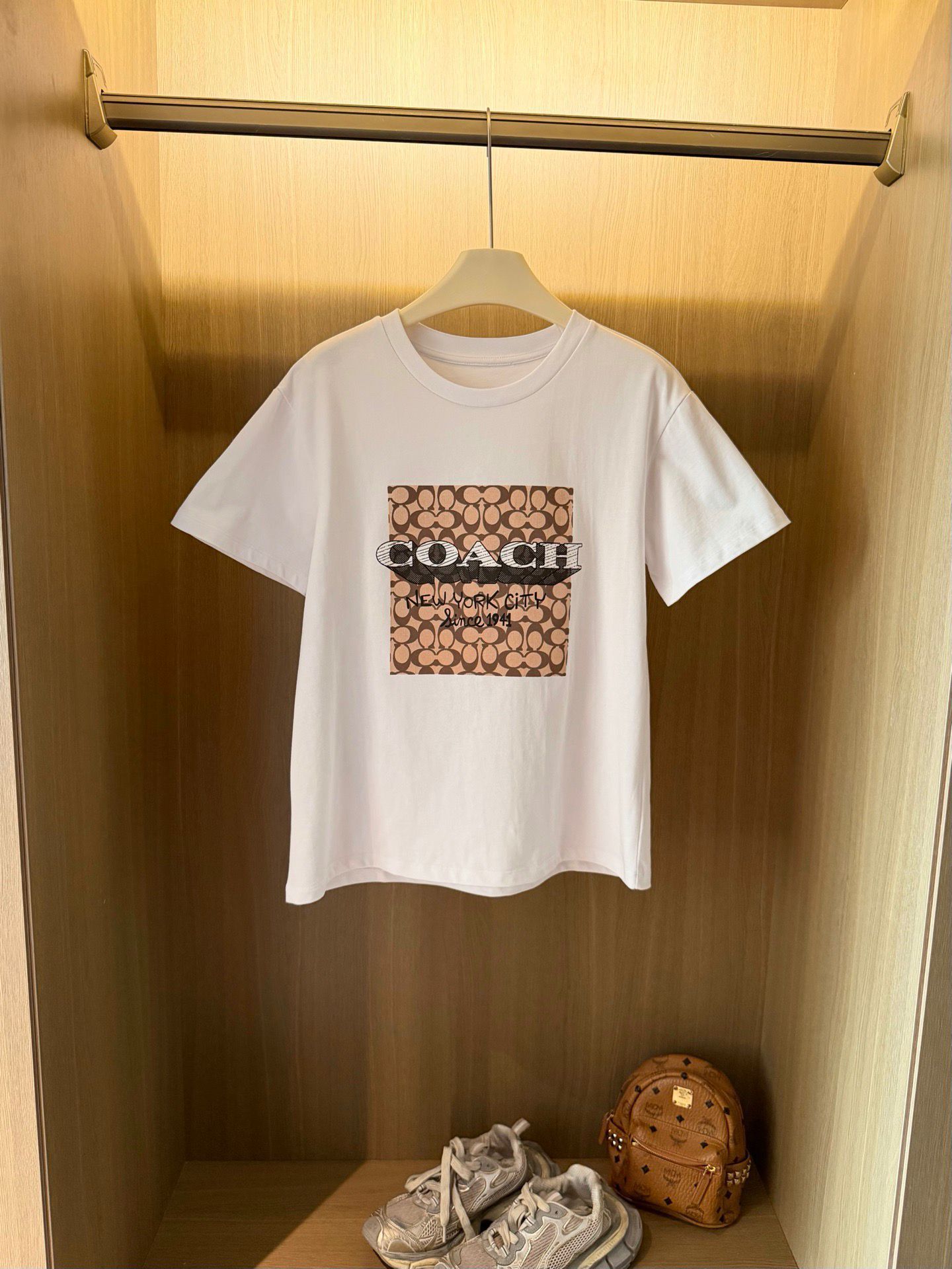 多款任選$118/2件。C*oach 印花情侶短袖