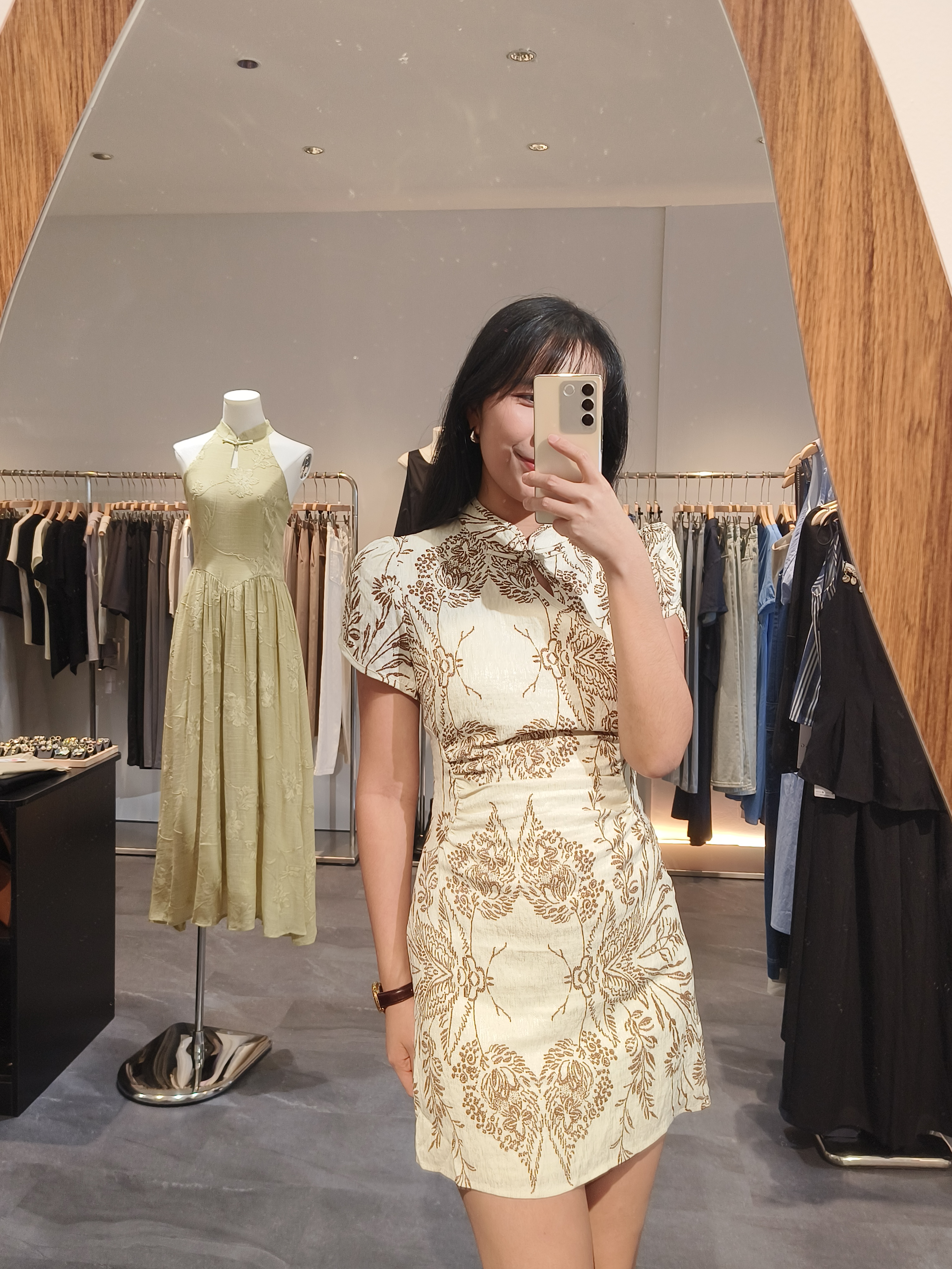 咖色花纹短袖旗袍