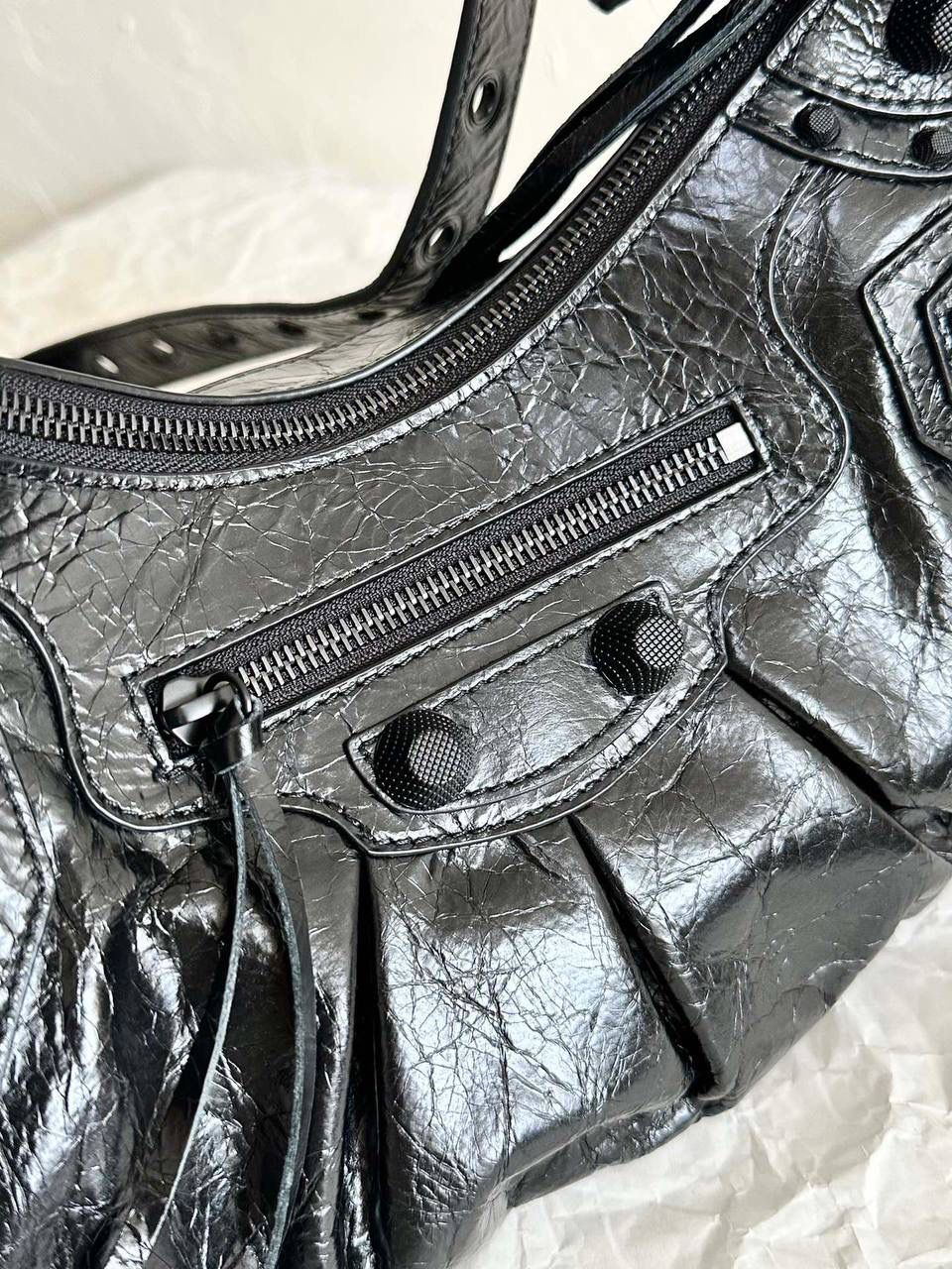 🖤油蜡皮黑枪S/33cm Le Cagole半月包饺子包机车包 Wuhu！！让我重拾就对机车包的爱 半月弧形的包身，保留了软踏踏的皮料感 还有叮叮咚咚的流苏小钱包挂饰 最最让我欢喜的是多了面♥️小镜子！ 全方位细节拿捏住了～👌🏻 xs小号：26×16×10cm671309m s中号：33×16×8.4cm671307m