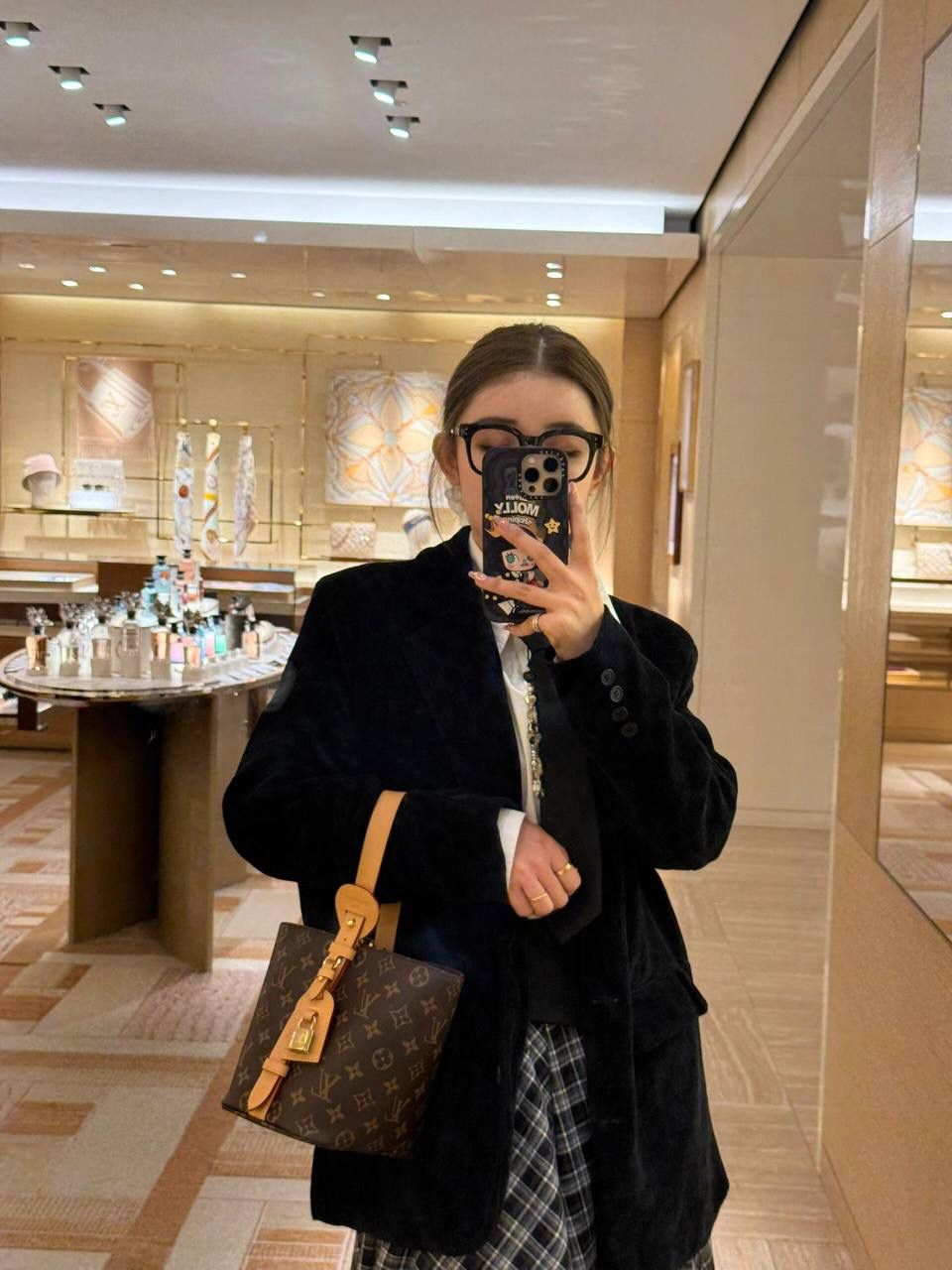 LV ALL IN BB老花款👜✨ 顶级进口原版的老花料子，不会太硬 这个质感在自然光下就很突出了 想象一下 你拎着这个包 走在大街上 这种皮面散发出的这种高级感🤩还附送一个小卡包，卡片➕零钱都可以装 直接省下一个卡包的钱😆‼️