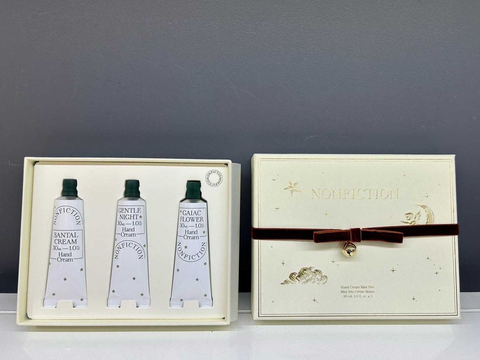 🎁年終送禮最佳首選🎁 韓國NONFICTION 🎄 護手霜聖誕限量套$218/30ml*3 - SANTAL CREAM 30ml - GENTLE NIGHT 30ml - GAIAC FLOWER 30ml 最受歡迎的三種香味組成的 迷你三重奏護手霜套裝 含有乳木果油和維生素 E 成分 快速的幫助乾燥的手 更加充滿水潤有活力 用紅色天鵝絨絲帶 和金色鈴鐺裝飾的貼心節日禮品包裝