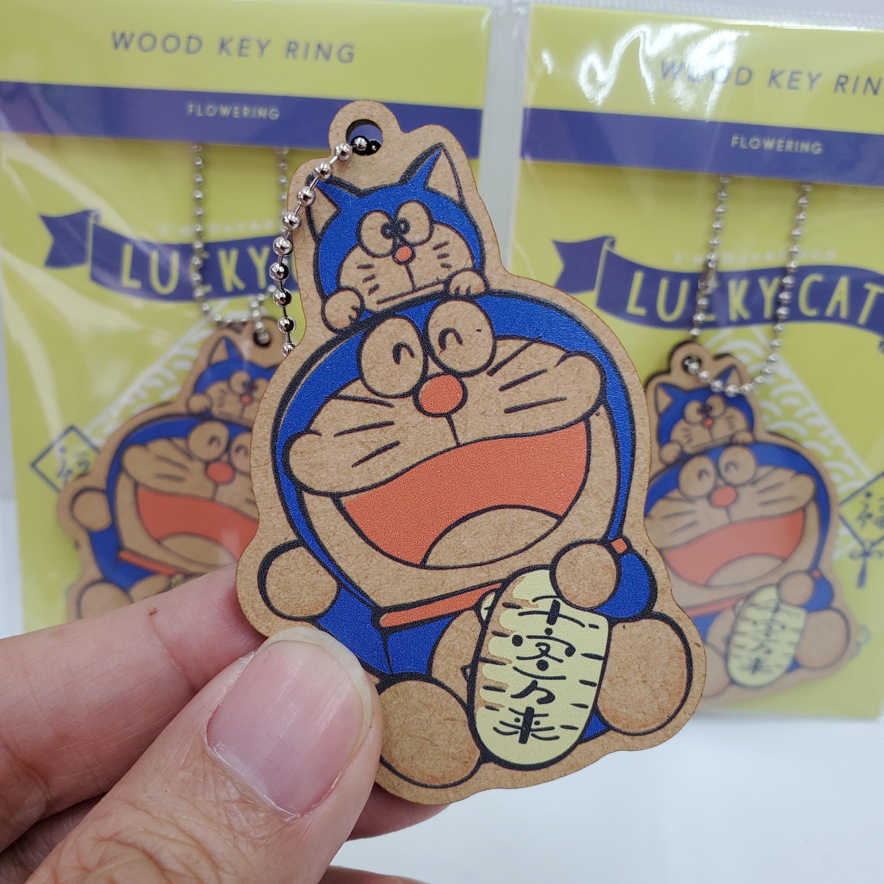 [現貨] [日本製] 多啦A夢 ｜ 木牌吊飾 ｜ 招猫款 {TF2212094}