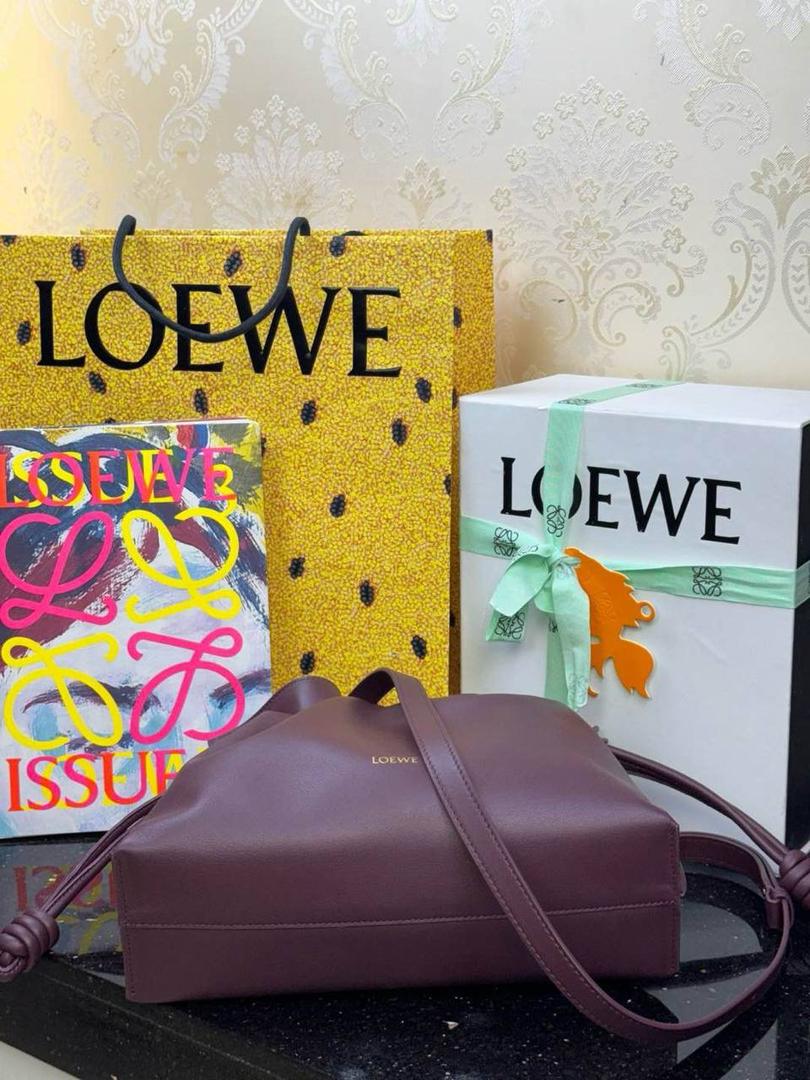 🎈全新升级—中号𝙁𝙡𝙖𝙢𝙚𝙣𝙘𝙤出货啦✅ ❤️升级版福袋正面新增品牌烫金𝙇𝙤𝙜𝙤代替压印𝙇𝙤𝙜𝙤，肩带加宽同时增加两侧狗扣五金代替原本皮穿扣肩带，精致又便捷🥰 ❤️独家定制皮料五金，小牛皮皮质手感十分柔软且耐用，肩带🉑拆卸🉑调节，多种背法任你选择，容量超大，日常出行必备😍 ❤️独家品控，完全对版细节，全套礼盒🎁包装给你满满的仪式感🥰 中号尺寸：𝟯𝟬-𝟮𝟰.𝟱-𝟭𝟬.𝟱𝗰𝗺 款号：052028酒红色