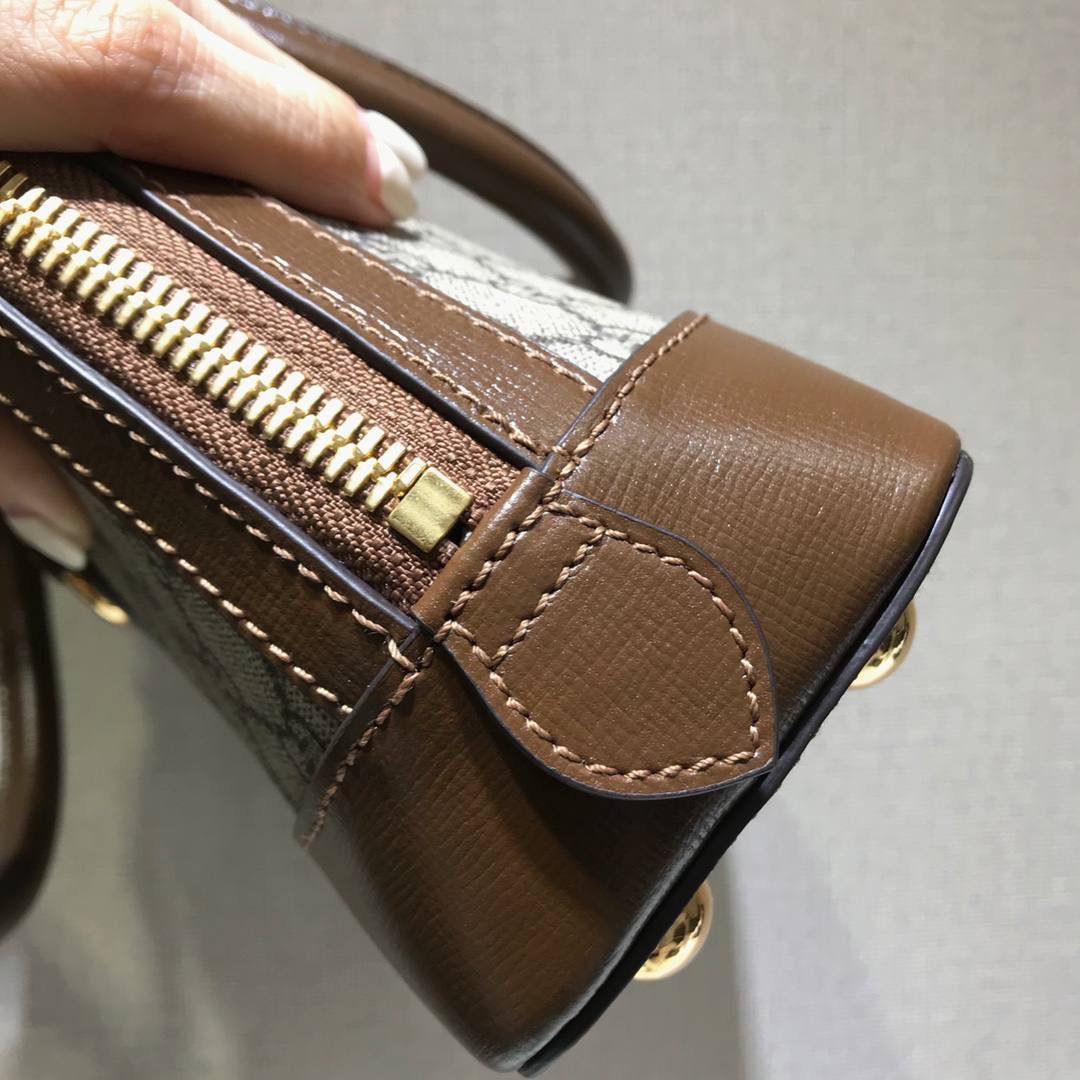 #正品皮➕定制𝗽𝘃𝗰料 纯铜五金胚 镀真金 真材实料 好货需要 你品 细品 用心感受😆 型号：621220 尺寸：24*25*9cm