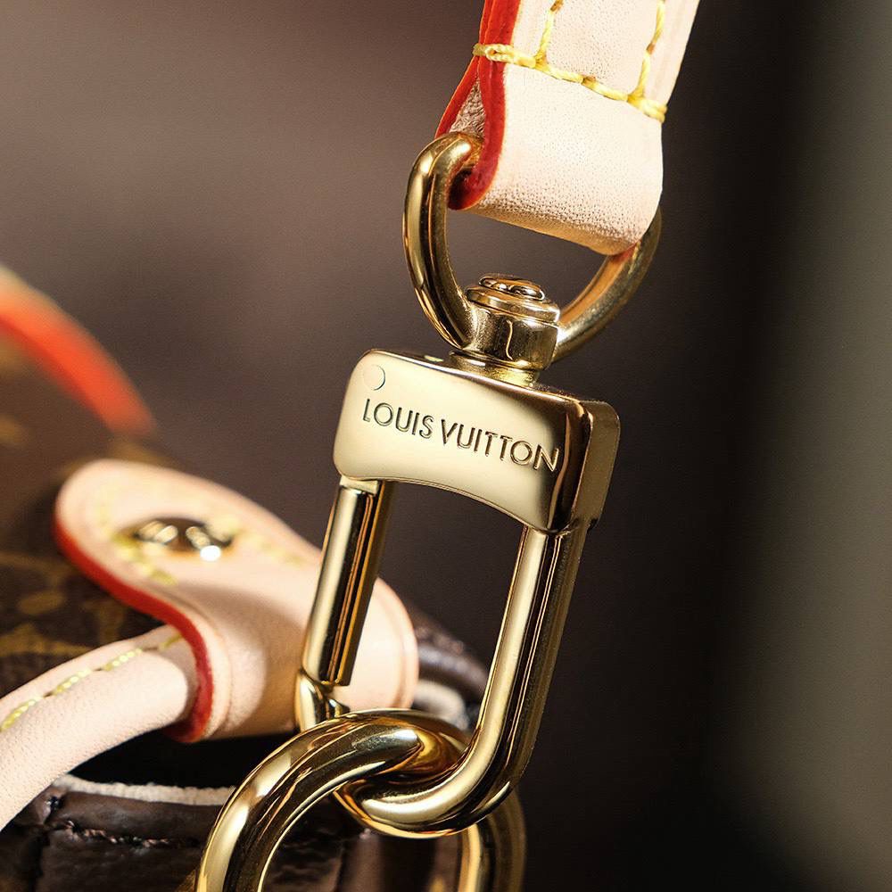 𝐒𝐀𝐔𝐌𝐔𝐑 𝐁𝐁 双子星系列🎀 ❐ 尺寸:20*16*7.5cm ❐ 𝑺𝑨𝑼𝑴𝑼𝑹 𝑩𝑩系列，已成为“必入包王款” 经典的老花配色，简约复古、双子星本身的气场就自带氛围、上身的颜值视觉更是出乎意料的高级！🤩✨ 习惯性解放双手，肩带既可灵活调节，容纳量更是感人！一包多种背法，不分任何季节的百搭！ 相信我，这款必冲，至今为止一直在溢价的王牌大爆款！👜🔥