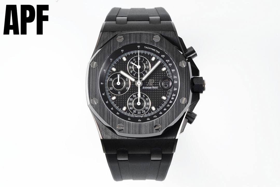 APF厂“新配色”爱彼皇家橡树离岸型26405系列陶瓷腕表 秒杀市面上所有版本“封顶之作 杜绝一眼假”在原有的基础上 潜心研发 突破壁垒 “打破原装封锁技术，同步原装独家计时码表款可松动头粒”使上手最大程度贴合手腕，大大提高了佩戴的舒适 同时也杜绝一眼假的尴尬处境。APF厂真正做到从每一个喜欢手⌚️的表友角度考虑 1. 表壳与圈口的选料，使用进口的氧化锆，无需任何颜料，以超高的压力与超高的温度锻造，形成超高密度的彩色陶瓷 2.采用最新CNC级别的打磨技术，将整个表壳的个个角度完美处理， 3.每颗六角螺丝都与表框处于同一平面上，不接受一丝一毫的凸显与凹陷，真正诠释了何为顶级复刻艺术 4.表盘以爱彼经典的大格纹为背景，层次分明的方格排列，经过完美打磨，将匠人的工艺体现的淋漓尽致 5.镜面采用双面蓝宝石镜片，天然橡胶皮带，6.机芯采用原装3126的计时机芯，十二位的小秒，6点钟位和九点位的12小时计时与30分钟计时，完美的还原了原版的所有功能，每块手表APF厂都经过人工QC确保机芯的稳定性，真正做到无可挑剔 欢迎各位 表友鉴赏💯🔥