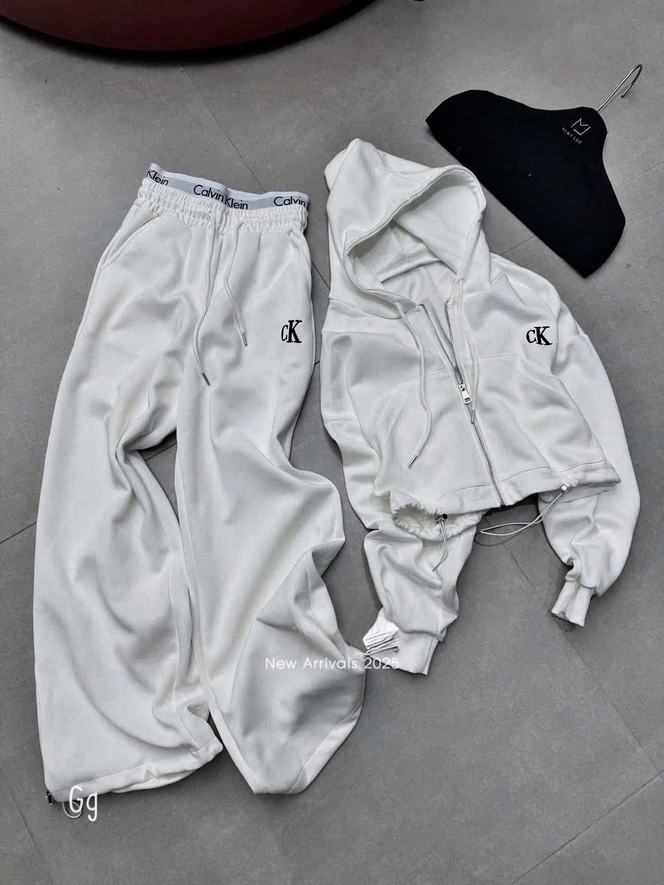 CK 短版連帽衫和寬褲套裝