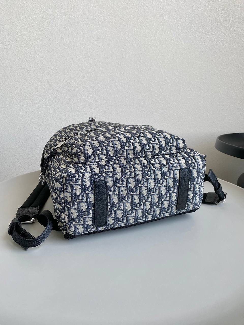 🈶老花蓝，大号（最新版本） 𝗗𝗜𝗢𝗥 𝗢𝗯𝗹𝗶𝗾𝘂𝗲 老花双肩包 热度依旧不减的经典款，几乎人手一只 自重非常轻盈，是你旅途中的最佳伴侣 小号：29×12×32cm #6613m 大号：30×15×42cm #6611m