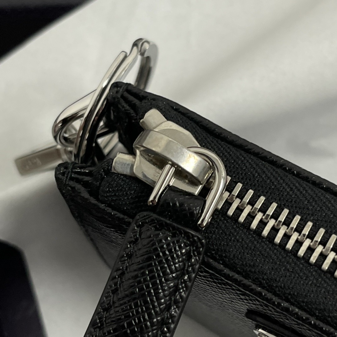 PRADA Saffiano 皮革鑰匙扣掛飾/散紙包 連專櫃禮盒