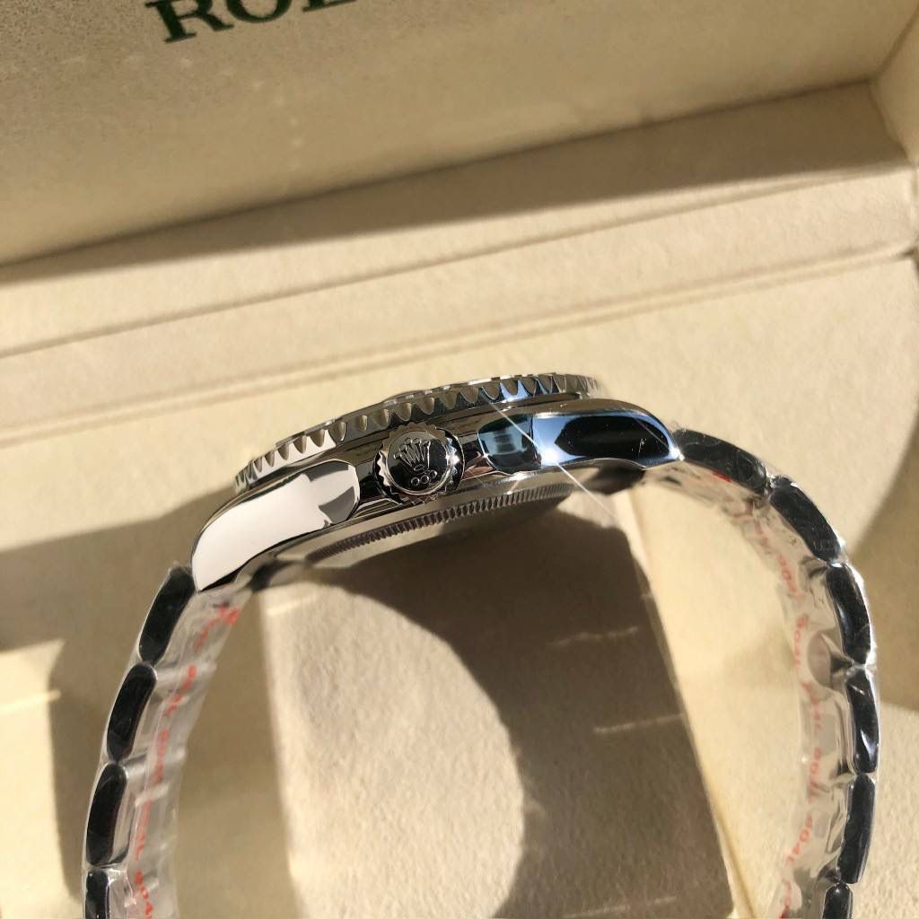 【经典名仕 一劳永逸】劳家爆款游艇名仕型系列m126622-0001男士腕表40mm游艇出货，继续秉承AD家族优质特色、独家出品一表一码，三码合一 【机芯】搭载AD专注而制0️⃣返修、💯全新原装西铁城8215全自动机械机芯，走时精准，性能优异，动力储备高达48小时 【表壳】316L精钢表壳 高端同步防指纹[强]陶瓷圈口原版同步双向旋转，完美呈现与原版一致的弧度、光泽，超强高密度矿物质玻璃镜面，精致的做工完美秉承原装的潜水游泳🏊‍♀️性能 【字面】大厂同步超强夜光，夜光刻度、表针无瑕疵斑点、晶莹剔透，细节同步正品，内影圈刻字清晰，字体匀称 【表带】搭载316精钢表链可调节原装表扣