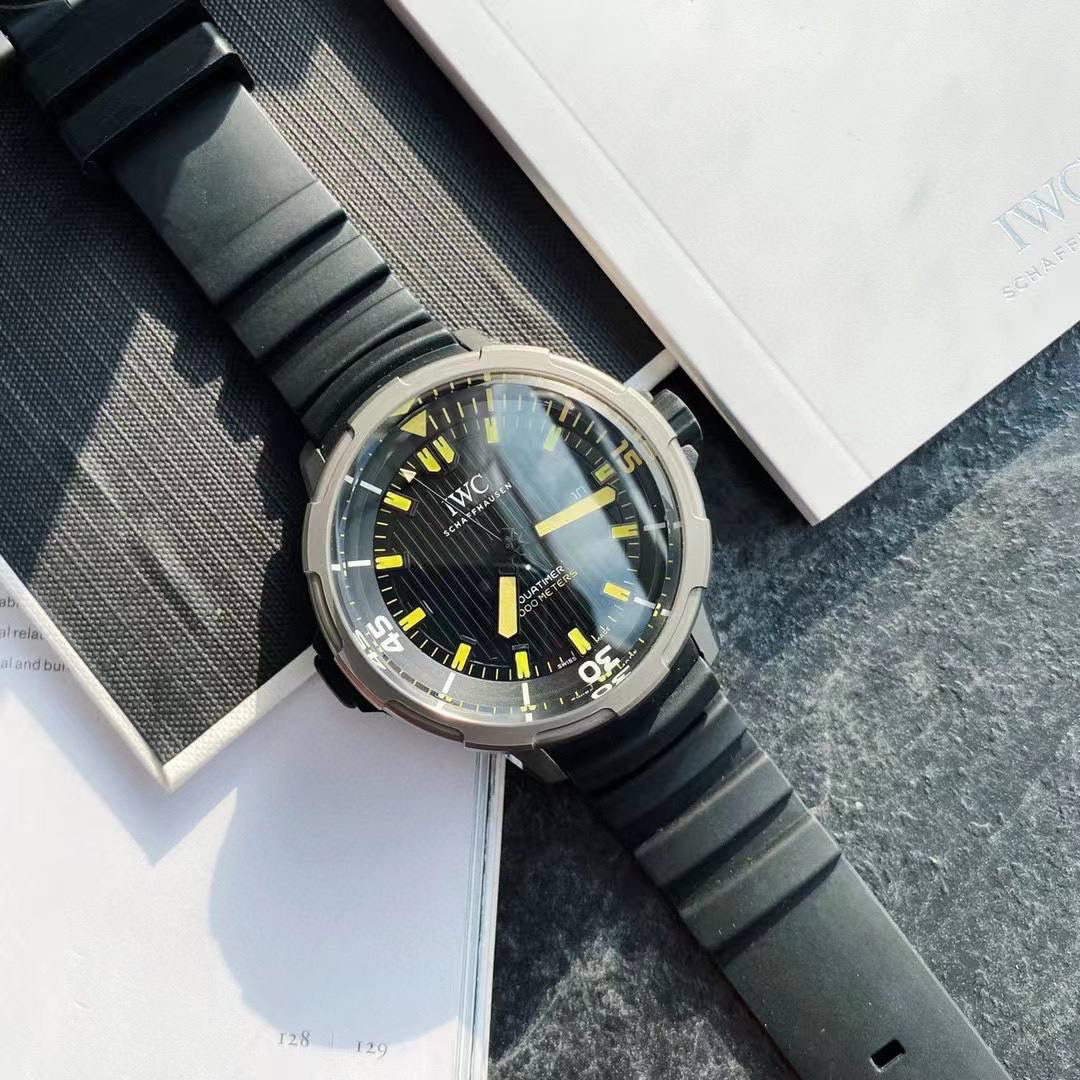 最新款上即将来袭，海洋王者不止水鬼，深海之星万国海洋时计2000自动腕表——只为男人制表！ 专为潜水员及潜水爱好者打造顶级潜水仪器，即使是对于极端的水下作业也不在话下，表壳直径46mm，以钛金属打造。腕表采用一枚造型精美的穹形蓝宝石水晶玻璃表镜，富有机械感的齿轮形表冠，黑色橡胶表带！机芯采用亚洲超级稳定的Aisa2824全自动机芯，3点简洁的日历窗口，表底深海潜水员的经典潜水头盔，一款适合生活悠闲及夏天潜水游泳的最佳选择🔥