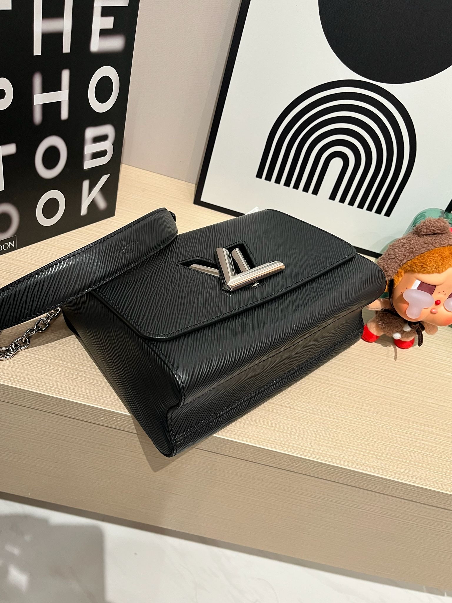 Lv twist mm epi M21110  100%Authentic ,98%new ✅mirror✅dust bag 專門店售價💰 $39,000  