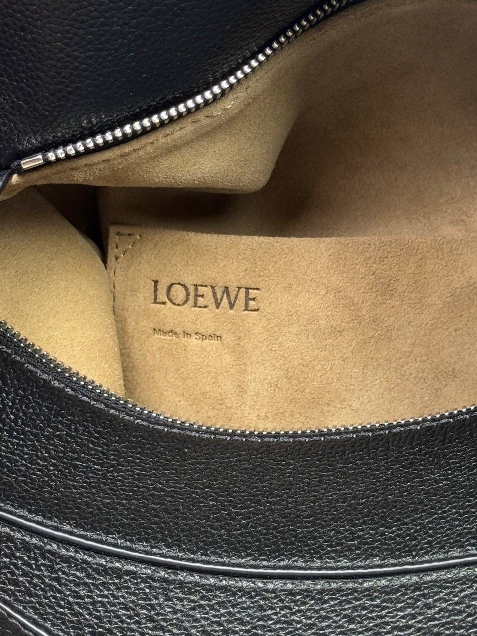 🎈【全钢】大号鹿皮𝘗𝘶𝘻𝘻𝘭𝘦* ——【👉🏻黑色到货✅】 尺寸：𝟑𝟐.𝟓-𝟏𝟒.𝟓-𝟐𝟑.𝟓𝐜𝐦 编码：260403 【配全套包装】 ❤️经典拼图系列•不规则立体几何设计•最具辨识度的立体廓形和几何美学•顶级进口皮搭配德国沙菲线•独家定制五金•𝗬𝗞𝗞拉链拉头。 ❤️该款大号采用鹿皮革制成•绒面内里•搭配一条可拆卸可调节的皮肩带•肩背斜挎或手提多样化背法。