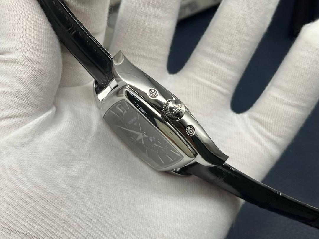 百达翡丽复杂多功能系列5135G--010重磅登场，迄今推出的首款Nautilus复杂腕表，以超复杂的工艺技术打造休闲运动腕表。 1⃣️小身板大能量：尽揽以下功能∶12点位日历功能 10点位星期功能 2点位星期功能 6点位24小时。所有功能都可正常使用。 2⃣️机芯采用版Cal.240自动上链机芯，在实现外观的逼真前提下，功能一并完美诠释。 3⃣️改装大师独立制表人，倾情参与定制改装表盘颜色，给予独一无二的腕表增添有趣的灵魂！