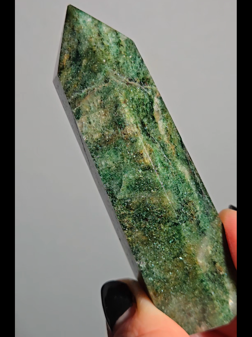 Green mica fuchsite tower with beautiful marbling - MCA66