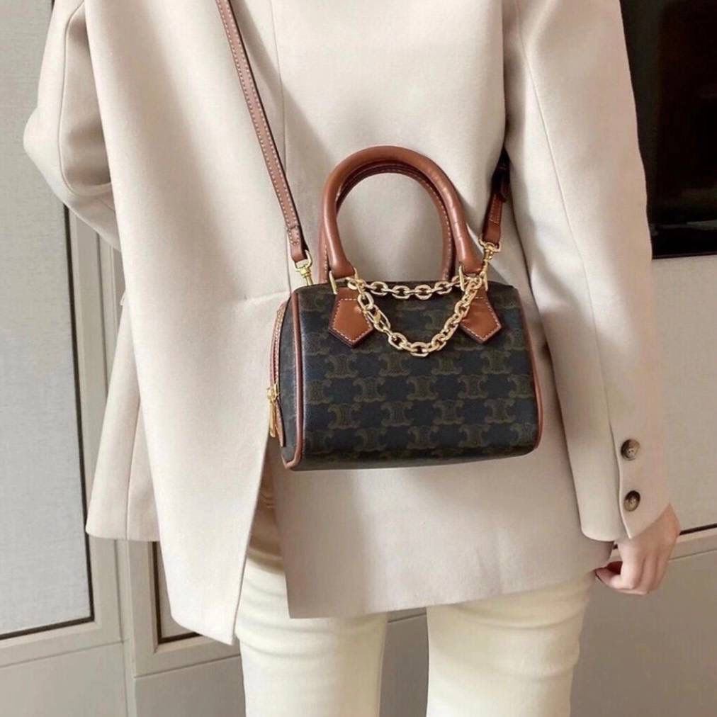 🔥大货实拍图 𝗖𝗘𝗟𝗜𝗡𝗘♥𝗧𝗥𝗜𝗢𝗠𝗣𝗛𝗘迷你波士顿 型号：195112 尺寸14*9.5*8cm 包包上的金色链条是亮点，敲时髦的，手拎肩背都好看☺️