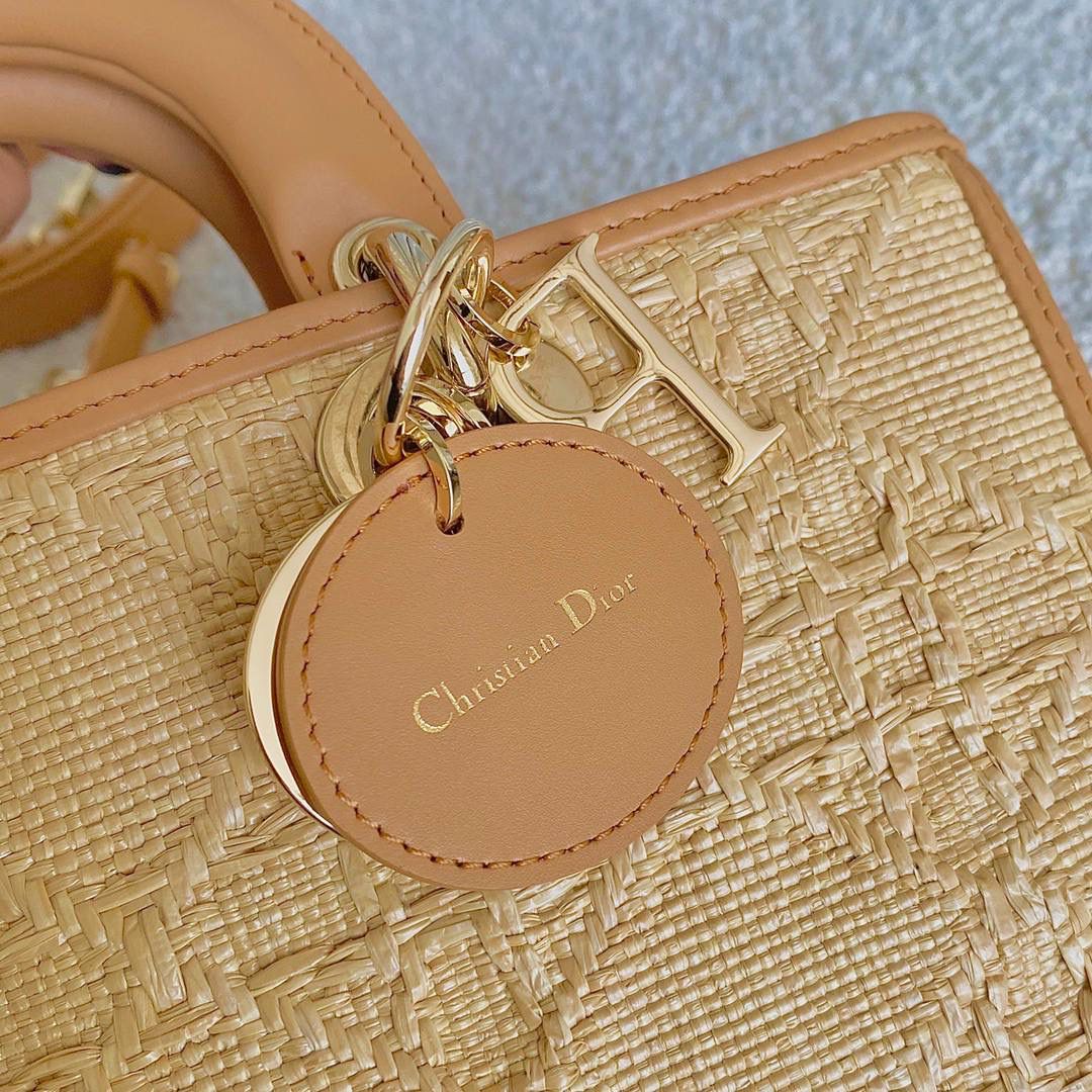 𝗗𝗶𝗼𝗿 𝗗-𝗝𝗼𝘆 𝗯𝗮𝗴拉菲草（横版） 时尚果然就是轮回，回归了一把中古戴妃 全新拉菲草材质编织立体菱格，有种野奢感 这两年草编包很火，高级的度假风 长方包形短链条➕细长肩带直接封神！！ 我要迫不及待到夏天啦，想去浪的心啊🏝️❤️‍🔥 26 x 13.5 x 5cm