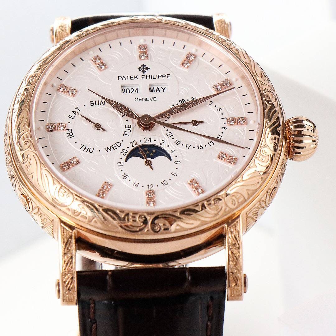 【铁划银钩 苍劲有力】高颜值新品 古朴。复古。精湛的工艺！ 年度最佳典藏之作——百达翡丽古典超级复杂多功能 万年历功能腕表 团队历时两年多精心设计，不计成本，敢为人先，力求完美，克服重重难关，突破多层技术瓶颈，机芯型号为CH 29-535 升级版，质量稳定！【表带】经典意大利小牛皮表带，纹路清晰，质感好。搭配圈市面最顶级的百达翡丽灯笼表扣，通用原装无压力。 优雅的Calatrava雕花表壳极具个性，42毫米的表径适配大众男性手寸，与专柜一致，非常商务可亦休闲。