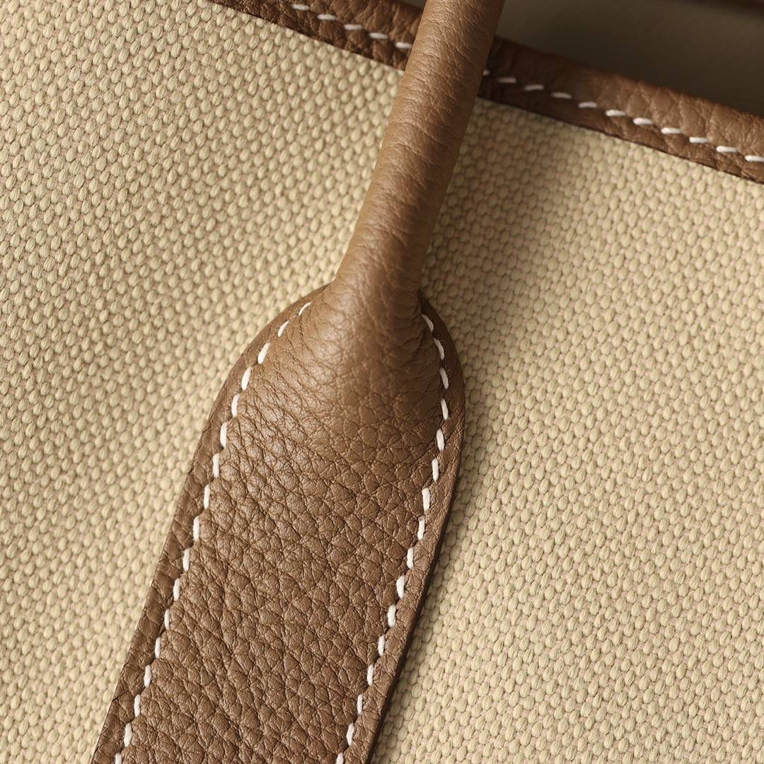 Hermes 爱马仕 Garden Party 30 布配大象灰皮花园包👜✨ 尺寸：30*20*13cm 配皮面料是采用法国原厂的Togo皮，纹路清晰，颗粒感饱满，手感细腻，扑鼻而来的香味，爱不释手 版型真的是决绝子 喜欢大包的就入手吧 绝对不后悔的一款大购物袋😍💕