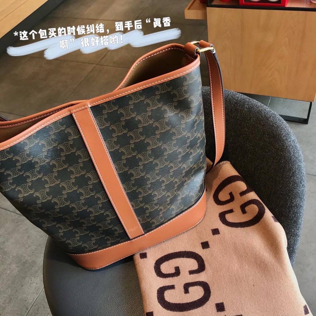 🔥大货实拍图 𝗖𝗘𝗟𝗜𝗡𝗘♥𝗧𝗥𝗜𝗢𝗠𝗣𝗛𝗘 𝗖𝗔𝗡𝗩𝗔𝗦中号水桶 型号：191132 尺寸：33*27*17cm