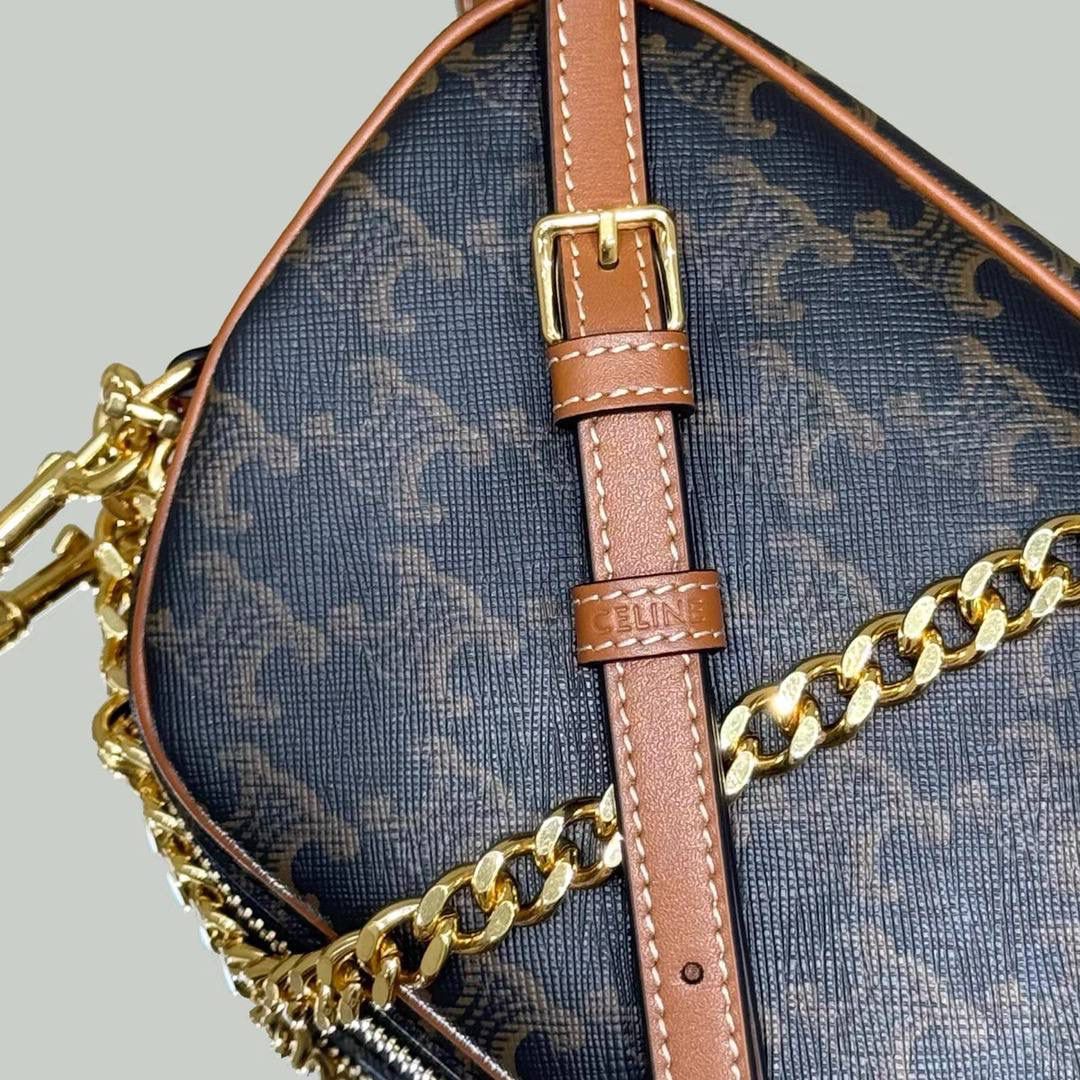 🔥大货实拍图 𝗖𝗘𝗟𝗜𝗡𝗘 ♥️ 𝗠𝗨𝗟𝗧𝗜双肩带相机包 型号：114122 尺寸：24*14*5cm 今日份安利💁‍♀️𝑪𝒆𝒍𝒊𝒏𝒆上新款啦！以独特的设计理念，成为又一个新的精巧之作！此刻有两个链条，真的好爱，即可单肩又可斜挎～