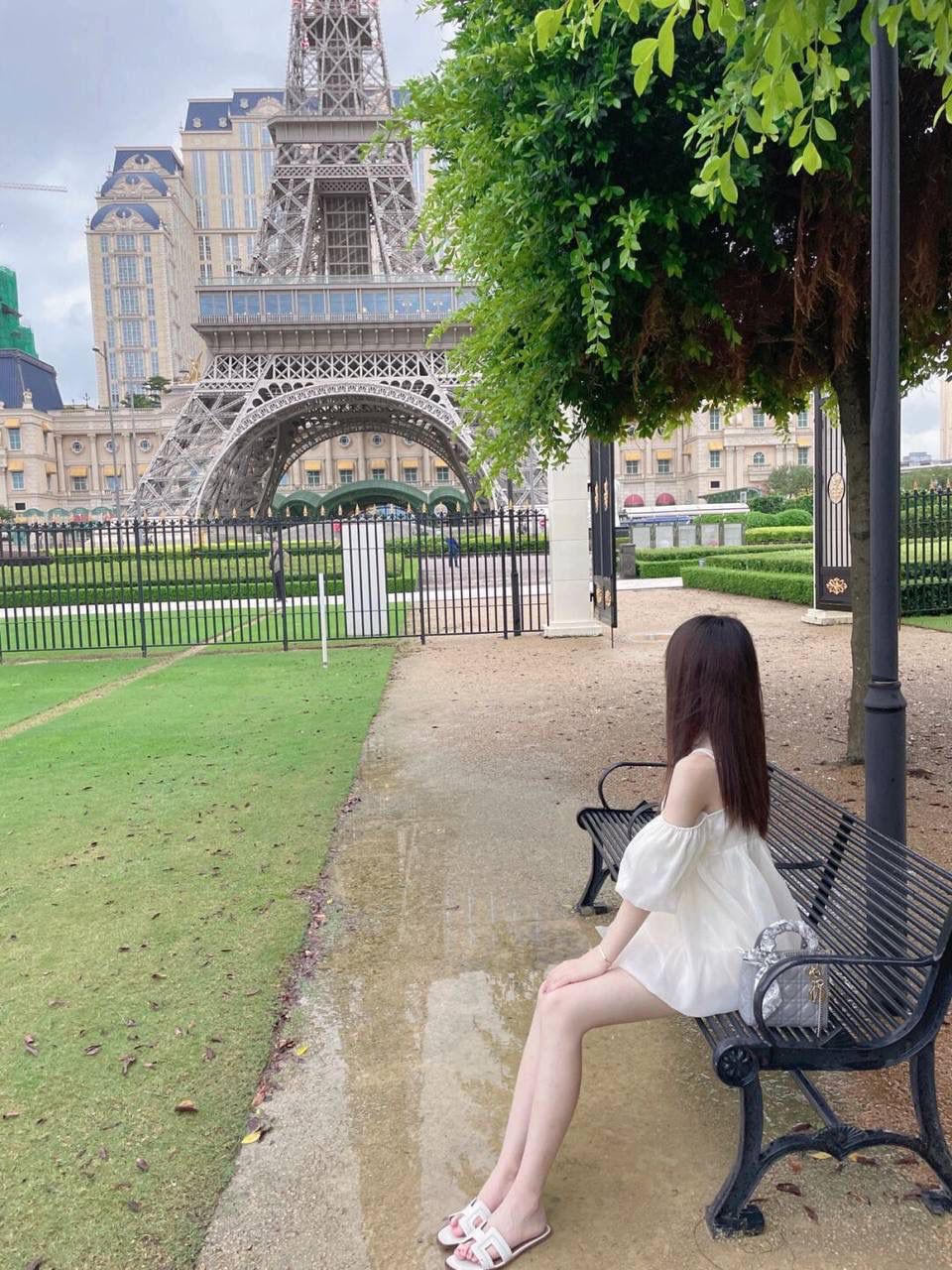 LADY DIOR 迪奥磨砂黑 三格戴妃包 一条千鸟格丝巾在手柄处，让本来四四方方的沉闷感中透露出一丝丝温柔，金属质感中也透露出一丝甜美～🖤