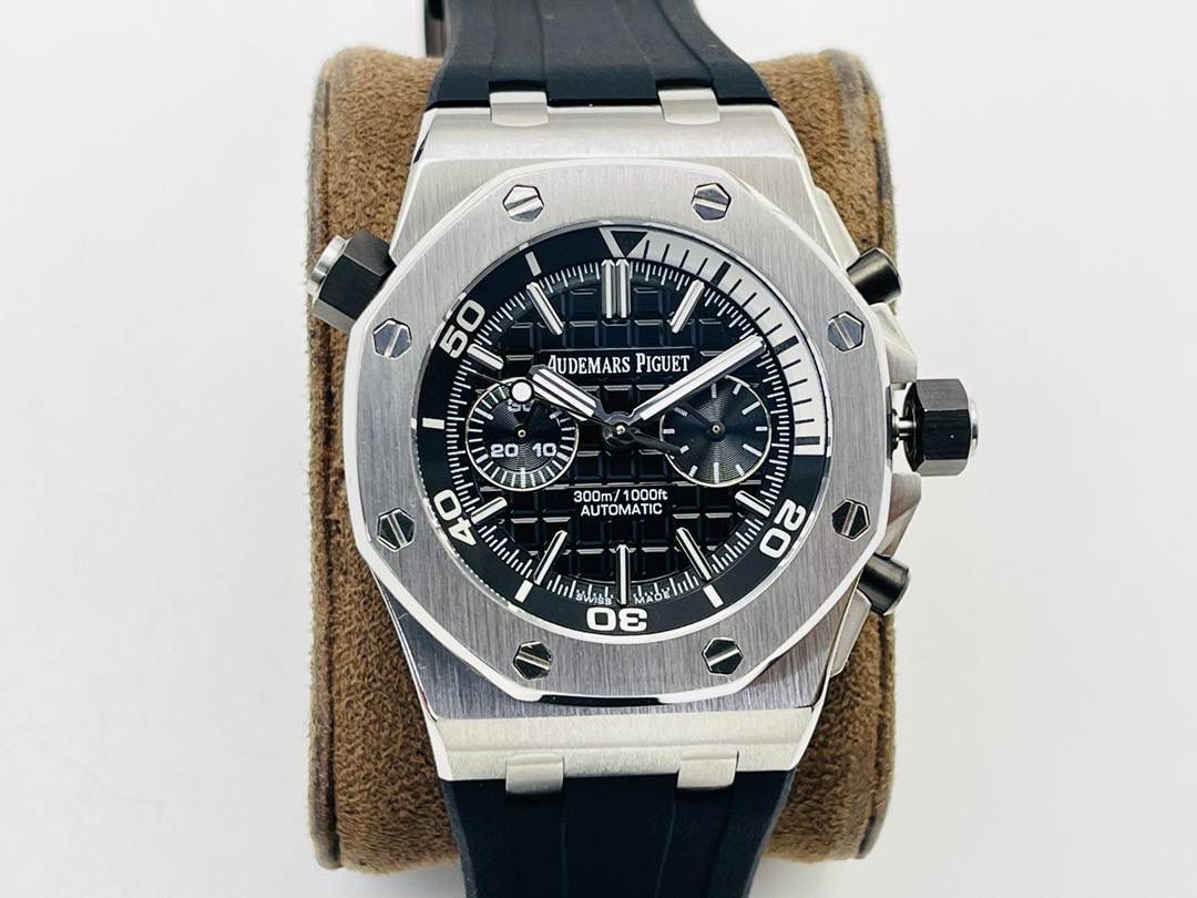 爱彼A P皇家橡树系列水果腕表！ 型号：26703 跑秒计时自动机械男表！搭载原版cal.3124机芯 直径：42MM！ 1⃣️表壳材质选用的904L精钢，经过CNC一次成型锻造了42MM的表径，表壳在经过拉丝工艺多次打磨抛光后做到了无懈可击，包括螺钉也一致还原！ 2⃣️表盘字面格纹错落有致，立体感很强。刻度线粗细程度以及长短均与正品保持一致。条钉时标内部填充超强夜光材料。两组小圆盘对称分布，就像两只小眼睛。盘面内有一圈一圈的放大环，细节处理很到位。 3⃣️橡胶表带表面的磨砂质感很强.采用无味不沾灰尘的进口橡胶，只为提高佩戴的舒适感！ 4⃣️前后玻璃都采用蓝宝石水晶镜面玻璃，镜面通透性也很强。这款腕表采用3124机芯，做到了外观和正品的极其相似，走时精准稳定！