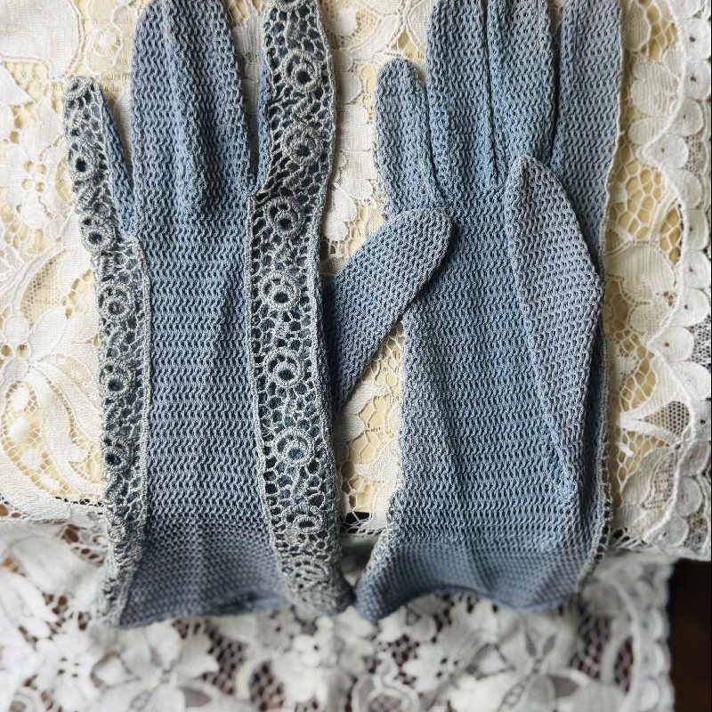 Vintage Mid-Century Purplish Blue Hand Crochet Elegant Gloves - 7"(MT2321)