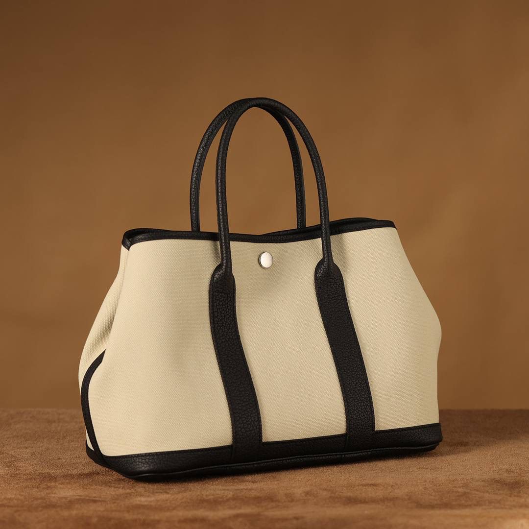 Hermes 爱马仕 Garden Party 30 布配黑皮花园包👜✨ 尺寸：30*20*13cm 配皮面料是采用法国原厂的Togo皮，纹路清晰，颗粒感饱满，手感细腻，扑鼻而来的香味，爱不释手 版型真的是决绝子 喜欢大包的就入手吧 绝对不后悔的一款大购物袋😍💕