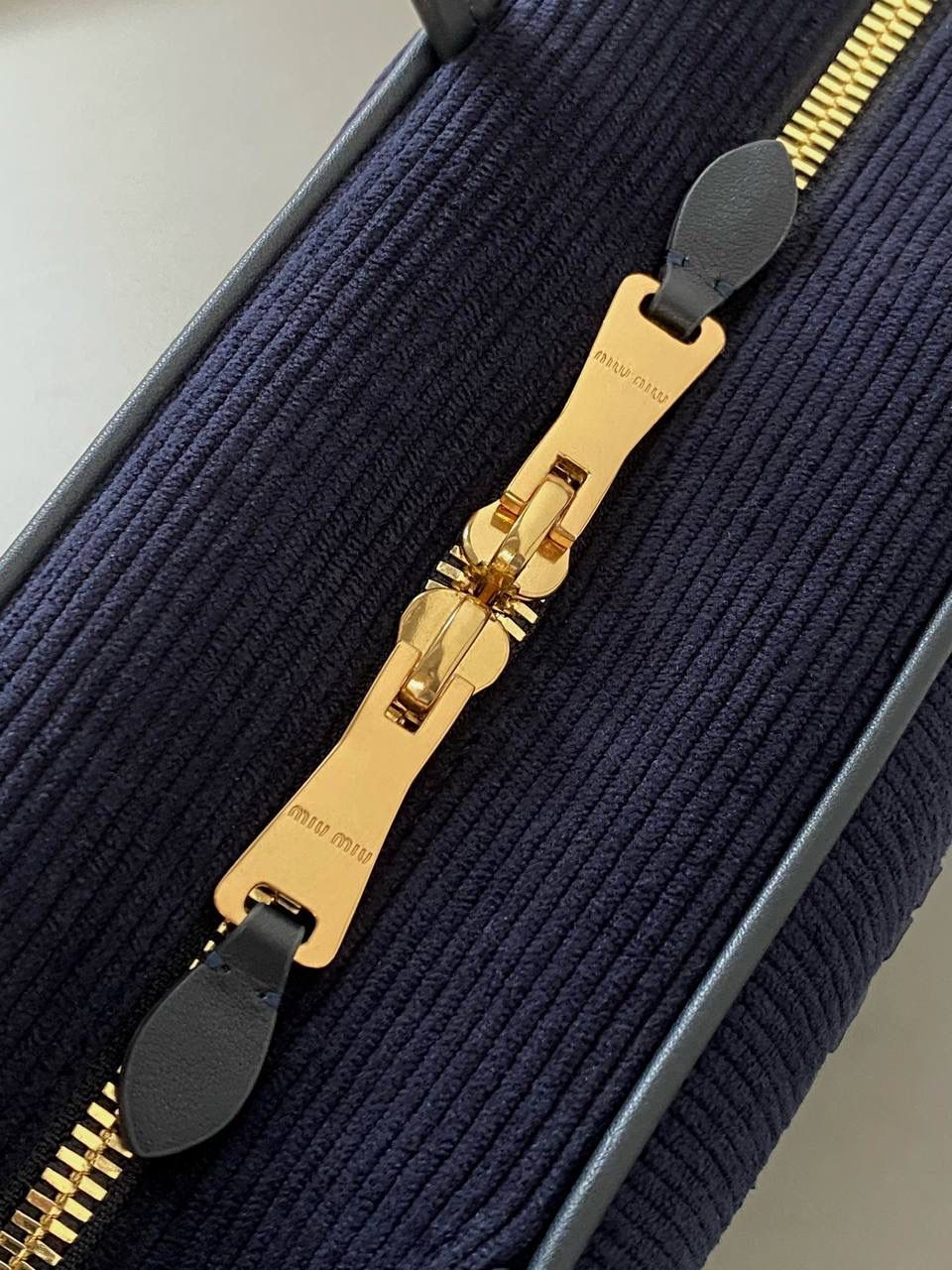 🈶海军蓝 𝗠𝗶𝘂𝗠𝗶𝘂 公文包，大爆款 火爆全网miu系灯芯绒来啦！ 软绵绵质感，秋冬季的断货王！！ 它的质地厚实结实却又柔软舒适 是时尚界中不可或缺的百搭单品了 超大容量更不用多说，挺阔感满分 整体非常慵懒惬意，真的做到好看 好背 好用 34×20×10cm #F0020m