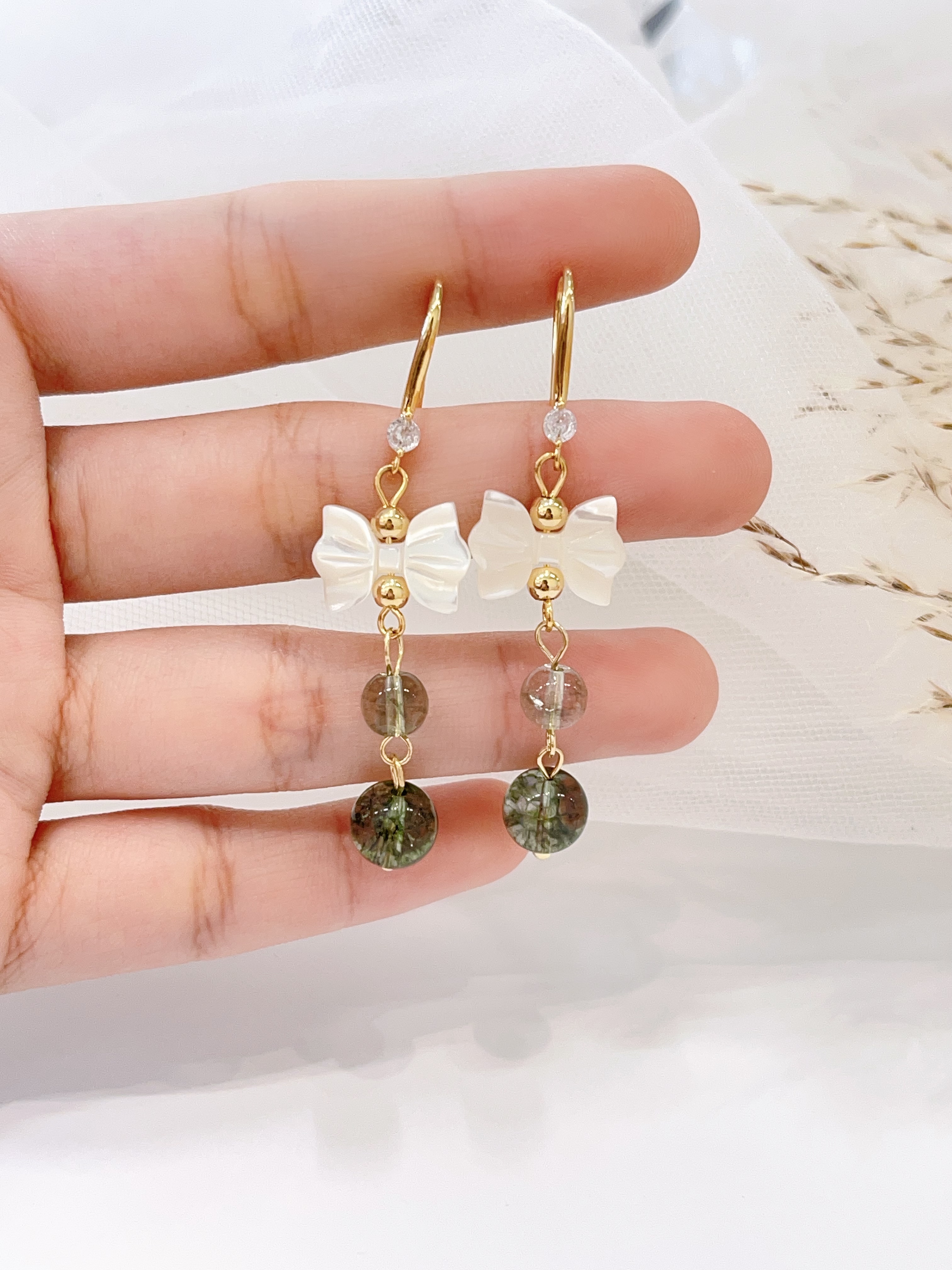 高级感蝴蝶结搭配小绿珠子耳环