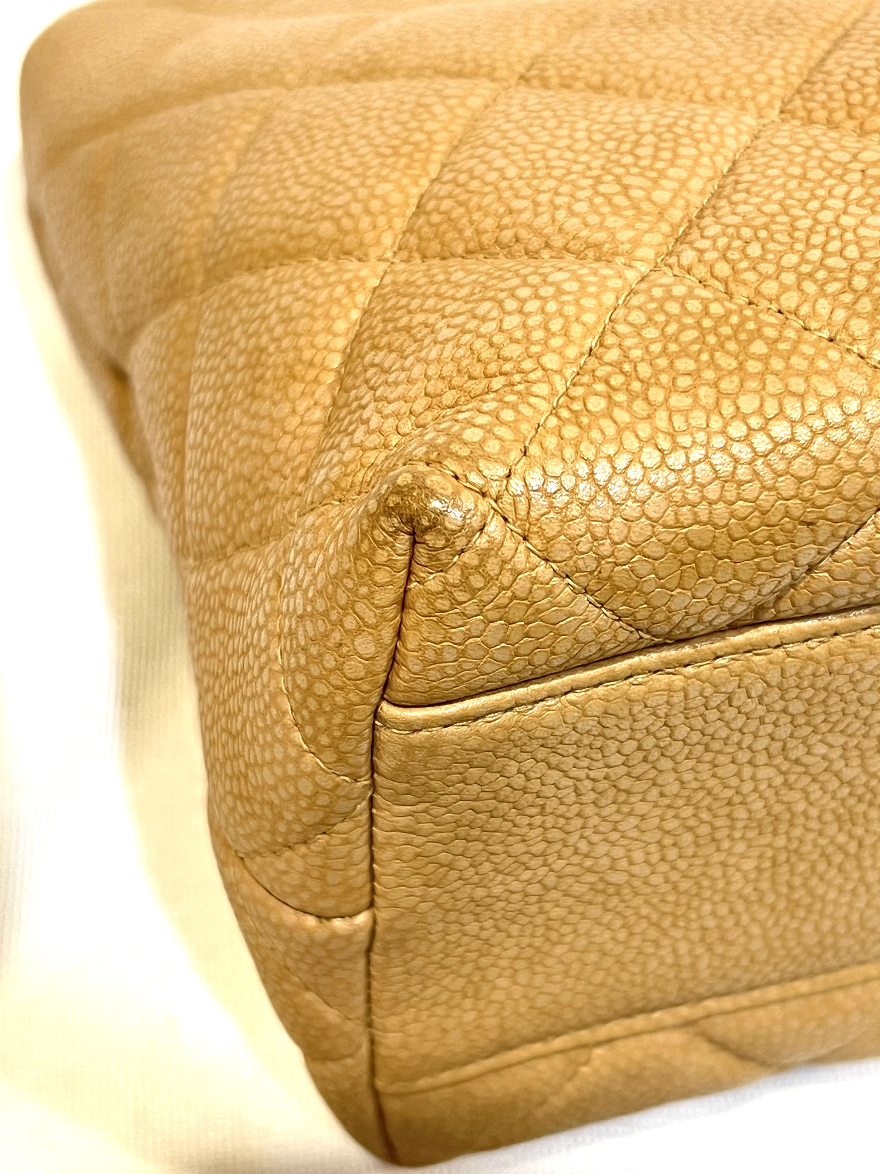 Pre-Owned Chanel Petite Shopping Tote / Product Code: 26041116