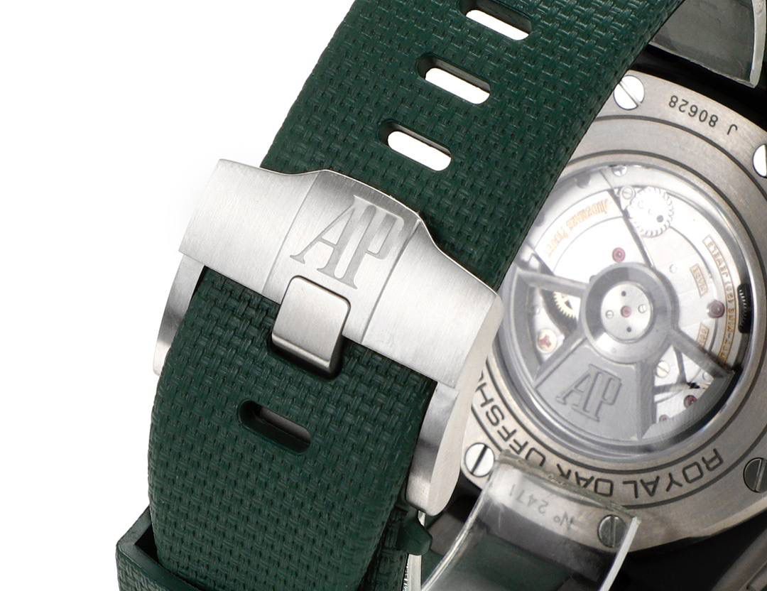 爱彼皇家橡树离岸型横空出世🔥💯引用全新的彩色陶瓷锻造技术，表壳与圈口的选料，不惜重本使用日本进口的氧化锆，无需任何颜料，以超高的压力与超高的温度锻造，形成超高密度的彩色陶瓷，再经过百里挑一，确保每一个成品都与原版毫无色差！CNC级别的打磨，将整一个表壳的边边角角完美处理，即使陶瓷，也做到毫不割手。圈口的拉丝，经过顶级的打磨技术，做到每一丝每一线都毫无断续，每一颗六角螺丝都与表框处在同一平面，拒绝一丝一毫的凸显与凹陷，诠释了何为顶级的复刻工艺！