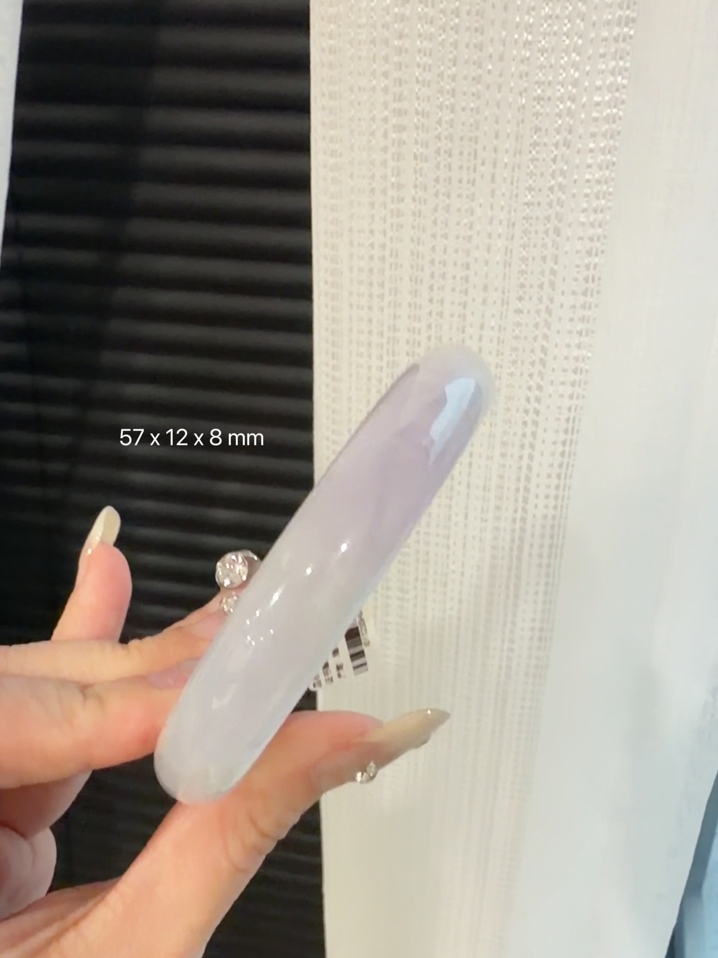 ✨ 马来西亚现货 · 手镯现货发售 ✨💜57圈口的冰紫翡，水头足冰润通透的淡淡紫调，特别显气质。自然光下有种朦胧的通透感，温柔又很显白。💰Rm2280.00💎 手镯尺寸 • 圈口：57 mm • 宽度：12 mm • 厚度： 8 mm 📄 附证书 每只手镯均附专业鉴定证书，安心选购 ✔️ 🕊 鉴赏期 支持鉴赏期，购买更放心 🌍 全球配送 马来西亚现货，支持全球邮寄 ✈️ 📩 欢迎私讯咨询 / DM 查看细节与实#马来西亚翡翠 #怡保 #吉隆坡 #新山 #新加坡