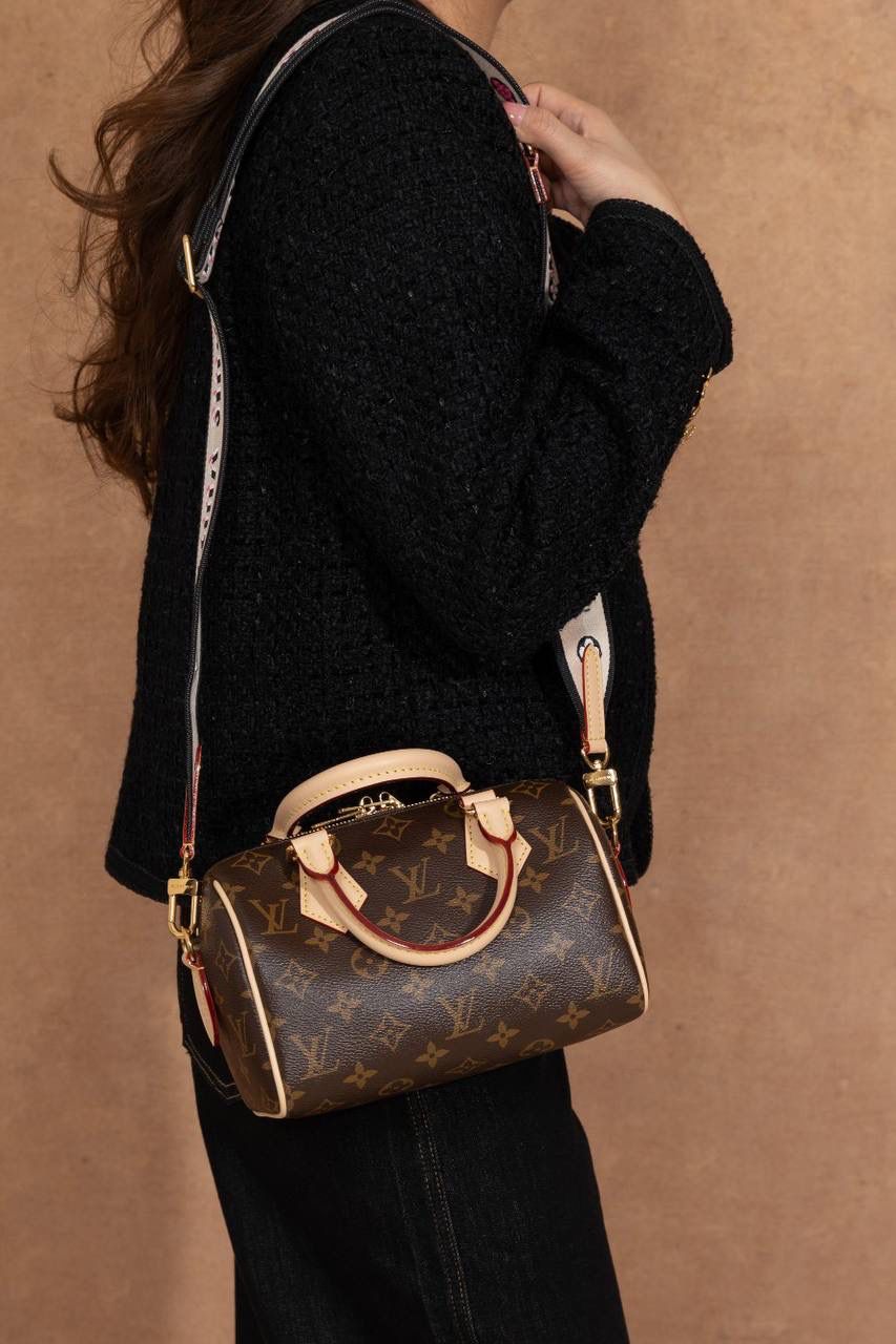 LV Speedy Bandoulière 20 枕头包👜💕 经典 Speedy 小号真的太可爱了！ Monogram 老花帆布＋牛皮饰边，质感一看就很 LV～ 小小一颗但很能装，日常出门刚刚好。 Size：20 × 13 × 12 cm 小巧可爱，但实用度在线 💖