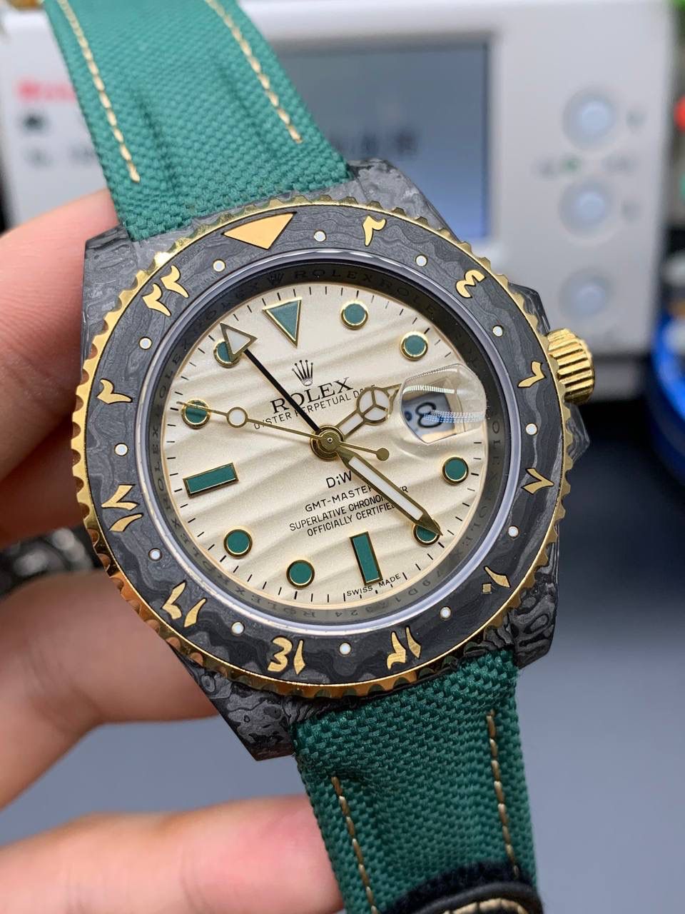 勞力士超限量GMT-MASTER II 😍💎 包含表圈、面盘等零件也全都是碳纤维材质，其中碳纤维表圈上数字刻度首次采用全新碳纤维植丁技术（非填油）塑造丰富视觉层次，质感细腻。透视底盖可清楚展示正反快速调日历的劳力士专属cal.3186机芯。搭配柔软魔术贴表带和一体碳纤维表扣。首批量产提供4种颜色表盘可选，5种不同颜色风格表带。