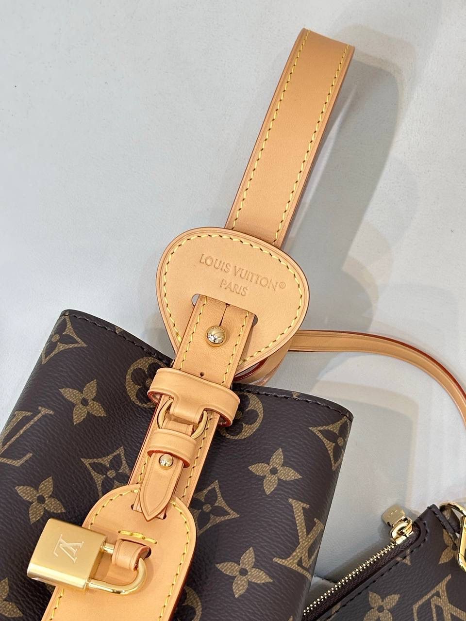 LV ALL IN BB老花款👜✨ 顶级进口原版的老花料子，不会太硬 这个质感在自然光下就很突出了 想象一下 你拎着这个包 走在大街上 这种皮面散发出的这种高级感🤩还附送一个小卡包，卡片➕零钱都可以装 直接省下一个卡包的钱😆‼️