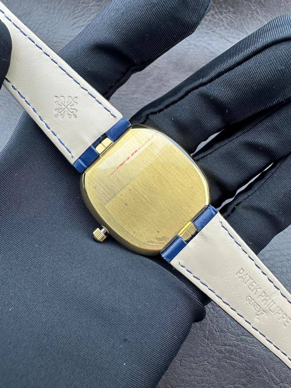 PP➕ Factory2025新品首发｜百达5738系列 68克配重版 复刻经典，更胜经典——GOLDEN ELLIPSE 黄金椭圆腕表重磅登场！ ✅ 黄金分割美学重塑：遵循1:1.6181经典比例，34.5MM×39.5MM椭圆表径搭配7.7MM纤薄厚度，复刻古典韵味与佩戴舒适度。 ✅ 316L精钢表壳：介于圆形与矩形之间的别致椭圆轮廓，还原原版线条张力，质感细腻出众。 ✅ 3D立体云贝母表盘：专属浮雕打印工艺，折射神秘深邃光泽，告别市面暗淡平庸款，上手自带高光。 ✅ 定制进口小牛皮表带：21X16尺寸对版原配，搭配同型椭圆表扣，与表壳设计遥相呼应，贴合手腕更显格调。 ✅ 9015精准机芯：走时稳定精准，兼顾实用性与耐用性，日常佩戴无压力。 PP➕不做“远观款”，只为呈现最接近原版的真实佩戴体验——从细节质感 to 上手触感，每一处都经得起近距离审视，让经典韵味在腕间完美延续！