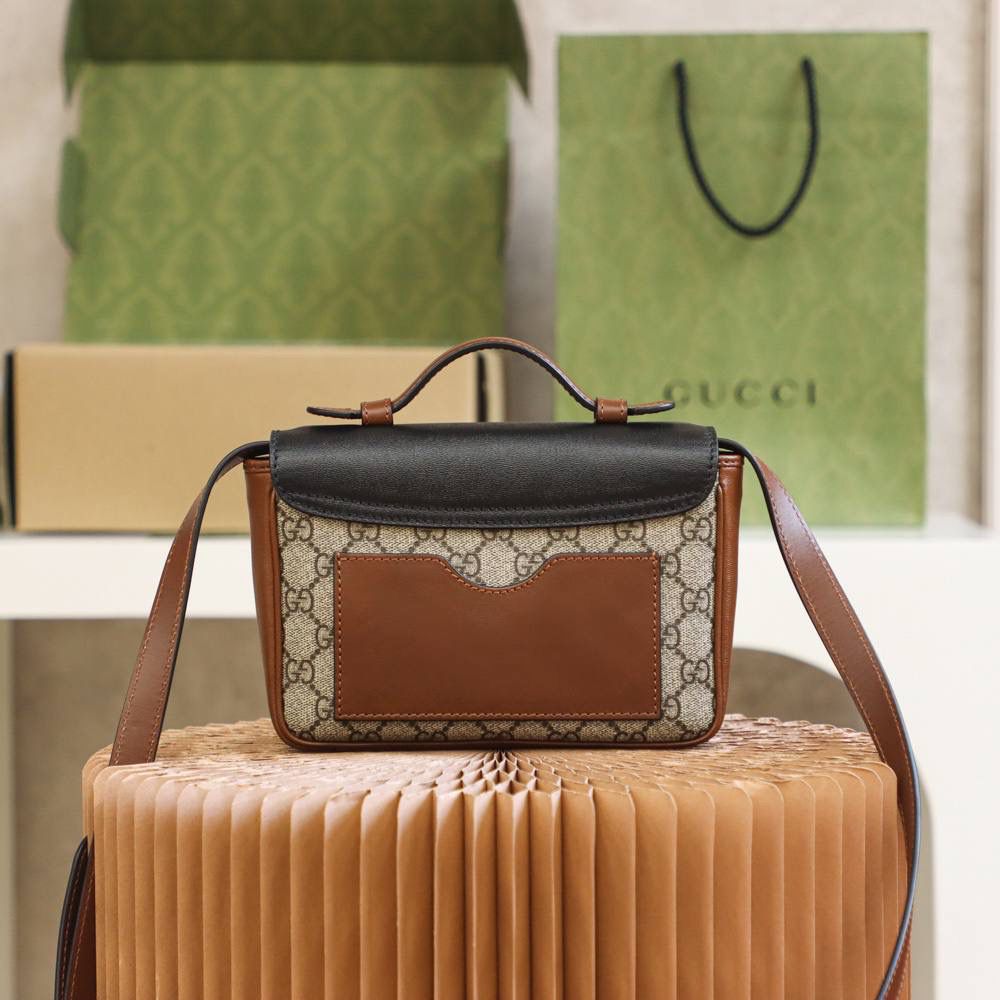 𝐩𝐚𝐝𝐥𝐨𝐜𝐤小锁扣邮差包#658487#正品皮 ✔️尺寸：21*14*5cm 𝐩𝐚𝐝𝐥𝐨𝐜𝐤新品锁头邮差包， 超赞的设计，拼色灵感源自典藏设计， 为邮差包造型再添惊艳之作， 经典的𝐩𝐚𝐝𝐥𝐨𝐜𝐤标志性小锁扣， 经典的配色，更让人韵味十足， 容量更加人性化的分层收纳， 让你日常使用更加便捷舒适！ 超级种草，又是一个大爆款的节奏！🔥🔥