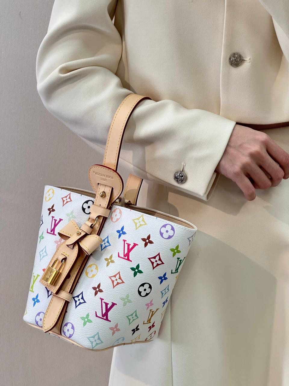 LV ALL IN BB 白三彩👜✨ 村上隆时隔20年的再度合作直接封神了！！ 听我的！！一定要入手一个！！ 她真的会长进你的心巴里！！太好看了！！！ 三彩真的是老花界的神来之笔！！ 侧边可可爱爱的蝴蝶结🎀真的无法抗拒！！ 就这个包走在哪里都是焦点啊！！