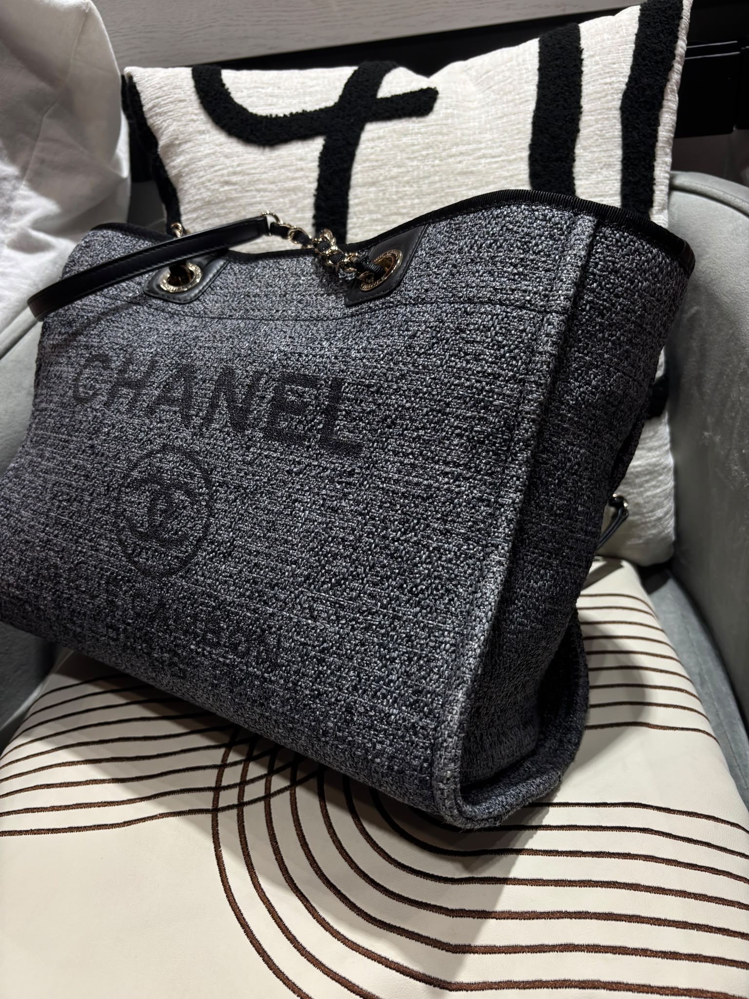 Chanel Deauville Tote Bag Medium 100%Authentic, 98%New ☑️31Card☑️Dust bag