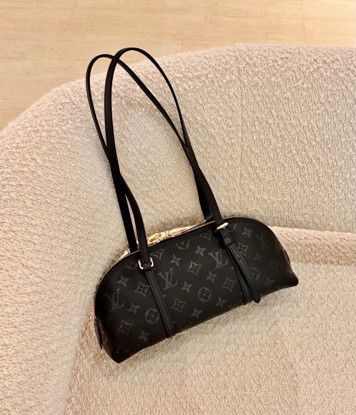 新款🆕接單🍒LV Squire East-West  黑色暗花紋 若隱若現，低調之選 Size 29 x 14 x 8 cm  