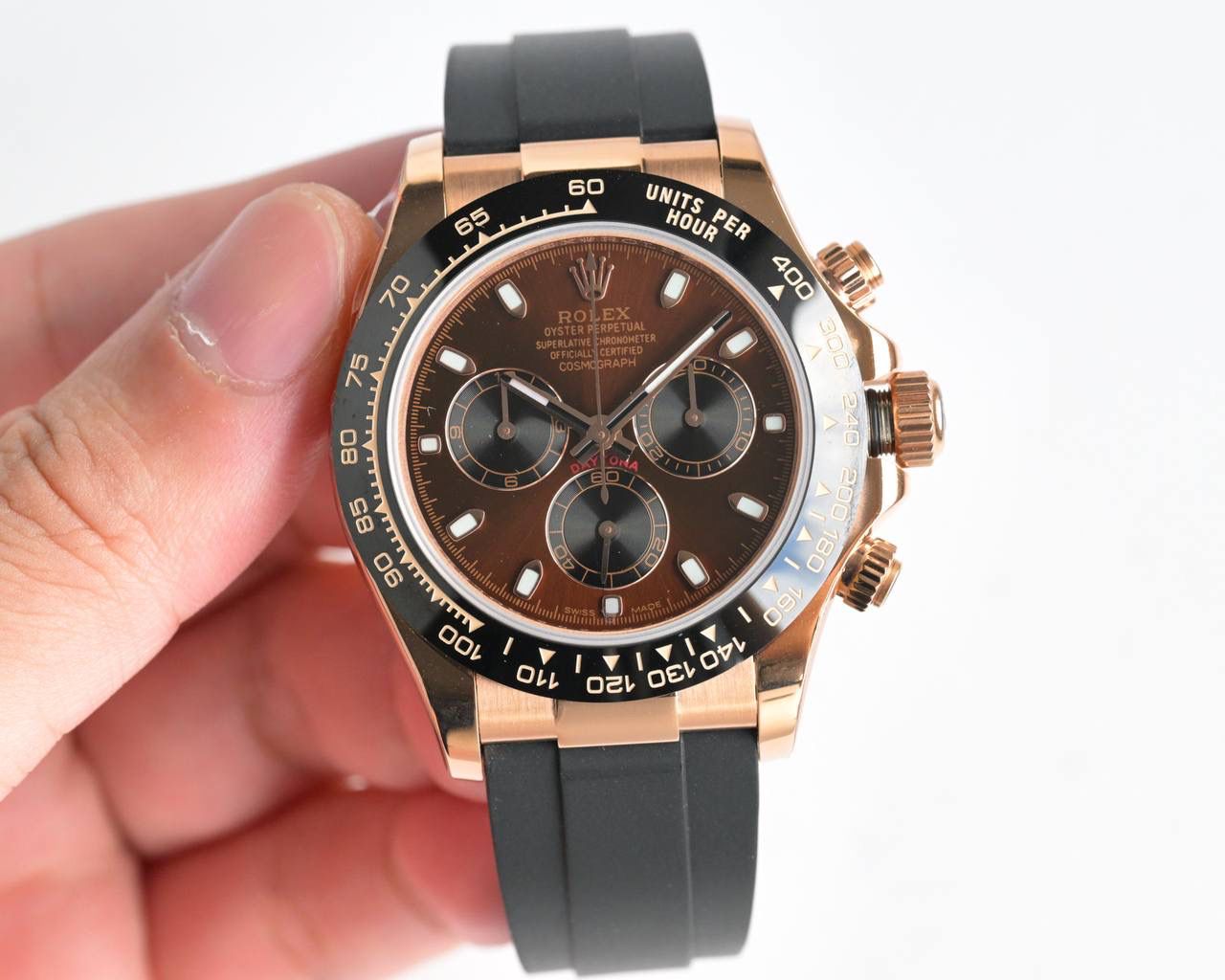 18k包金 现货供应 ROLEX-劳力士迪通拿系列 GTC中国国检检测证书，联网可查！一档调时 计时秒针 3字位9字位小针 功能原装一致！表壳原版开模，表盘尺寸40mm。厚度目前市面上最接近原装的 陶质实心外圈连计速刻度（采用真陶瓷工艺 刮不花 永不退色 质感和正品一致）功能盘字体和盘面logo采用叠加印刷工艺，从侧面观察会有微微隆起之感。盘面的底色纹路经过无数次过滤改正，确保百分百吻合与原装。其上的劳力士金属LOGO单独开模，无论是立体感还是圆润度均可PK原装 易读Chroma light夜光显示 配长效夜光物质。表镜平形蓝宝石水晶玻璃 抗刮损，效果绝不重影，吻合正品。⚠⚠六字位正品一致的有防伪的小皇冠👑（注意细节）表扣采用进口精钢1:1散件打磨而成 拉沙内侧 腐蚀劳力士钢印 外置正品一模一样的表扣保险环，完美在每一个细节！