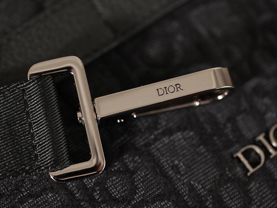 Safari 信使包(附肩带)👜✨ 黑色 Oblique 印花 尺寸:22x15x6厘米(长x高x宽) 可收纳一台iPad mini 这款 Safari信使包实用小巧，便于日常携带。🥰 采用黑色 Obl ique 印花面料精心制作，饰以黑色粒面牛皮革细节。 拉链隔层和正面口袋可收纳各种日常用品，搭配可调节的Christi an Dior 肩带，可肩背或斜挎。