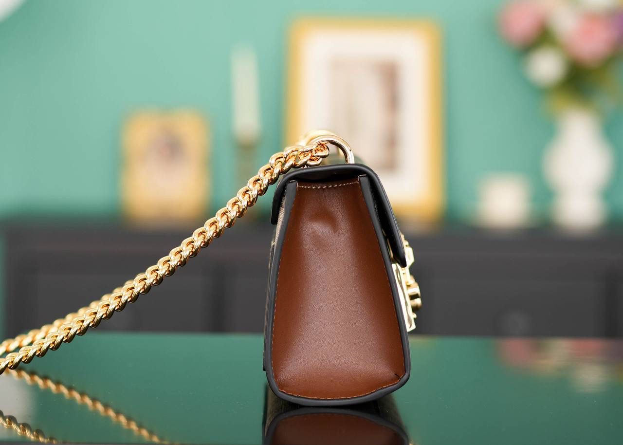 🥯Padlock系列小号GG肩背包 黑棕20cm 正品售价¥17.000 GG家经典著作𝐏𝐚𝐝𝐥𝐨𝐜𝐤小锁扣， 众多明星喜爱的复古𝐏𝐚𝐝𝐥𝐨𝐜𝐤，众多网红都在种草推荐， 低调不张扬的复古经典，一眼定情的小包 滑动链条有多种佩戴方法，可肩背也可手提 官方款号 409487 尺寸：20x12x8cm